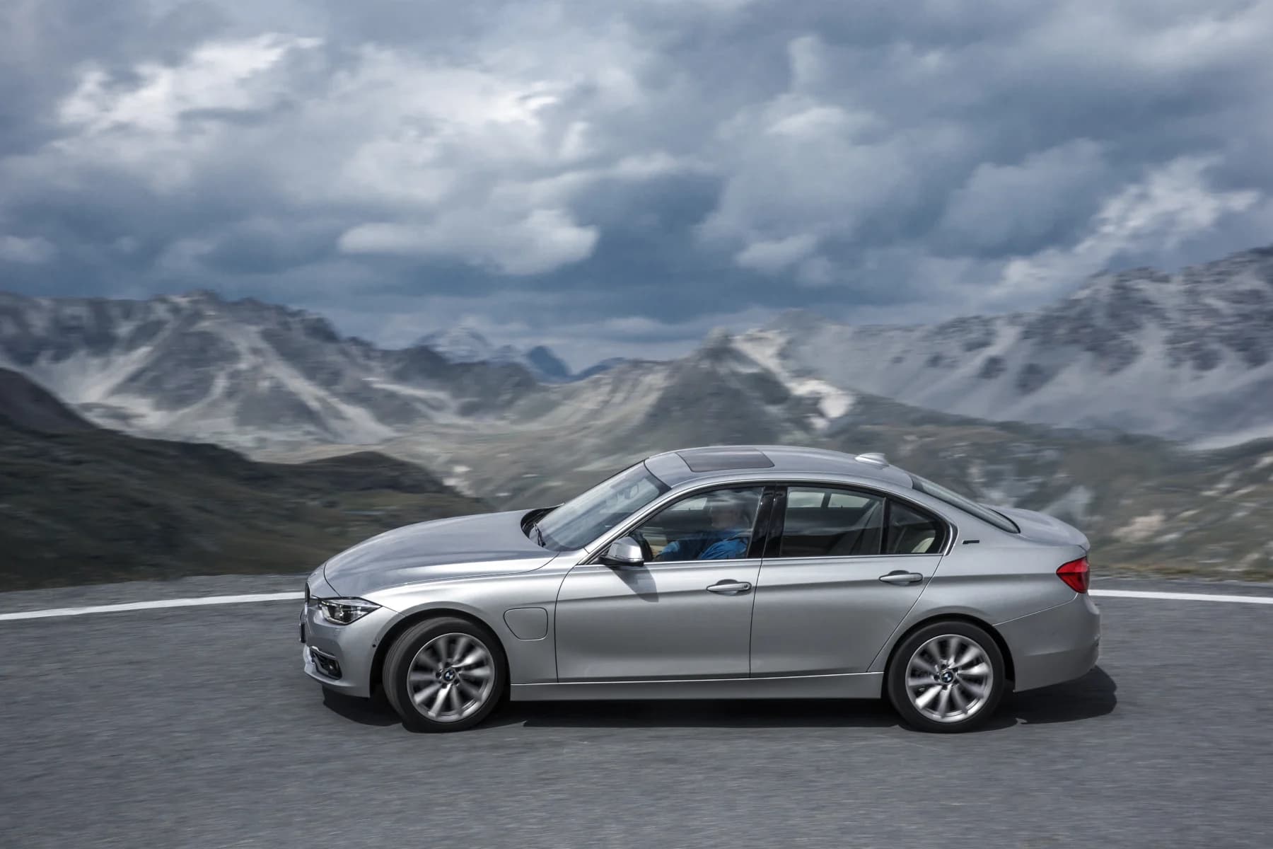 BMW 330e plug-in hybrid argintiu pe un drum montan