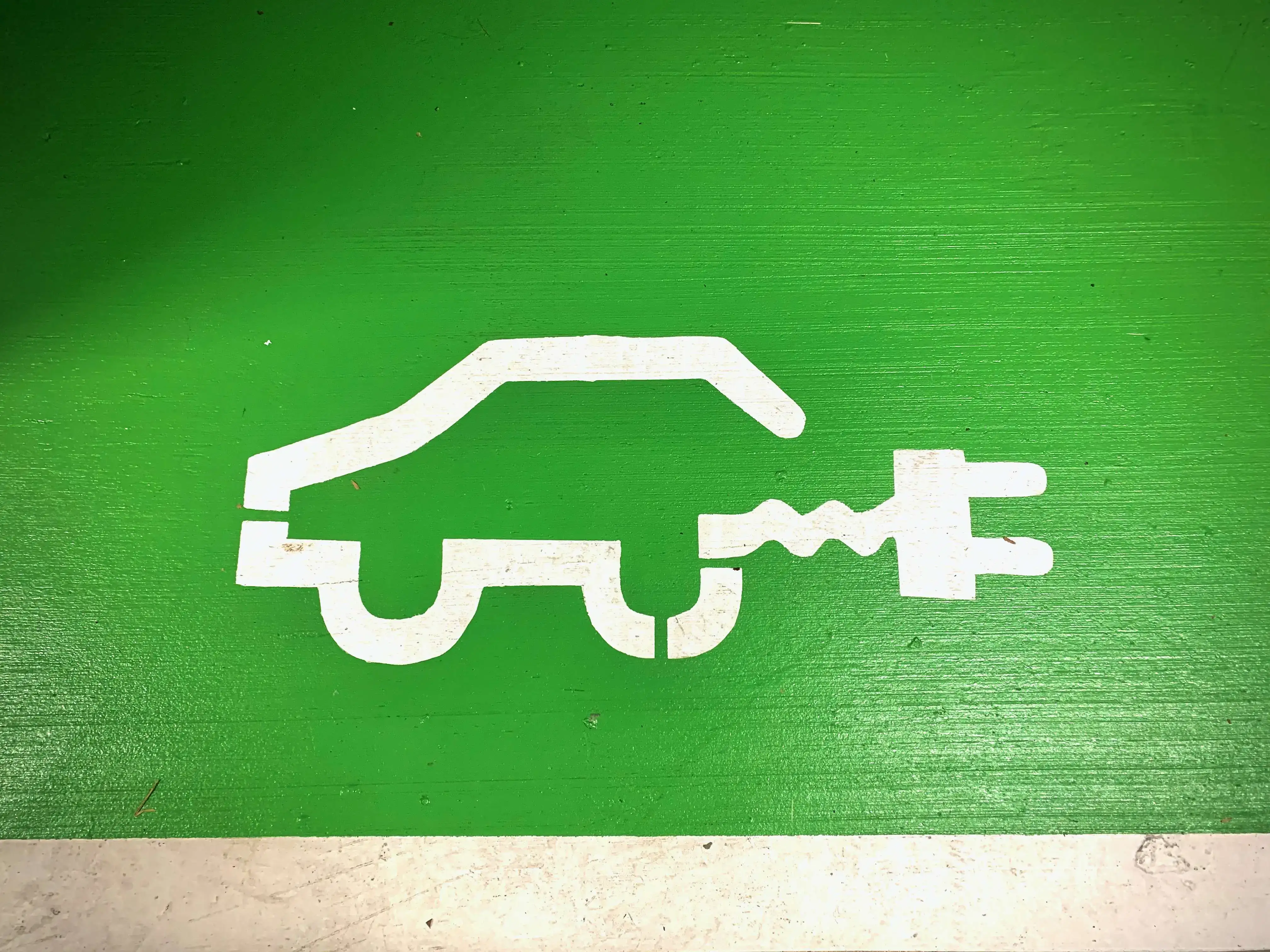 Automóviles eléctricos e híbridos aparcados