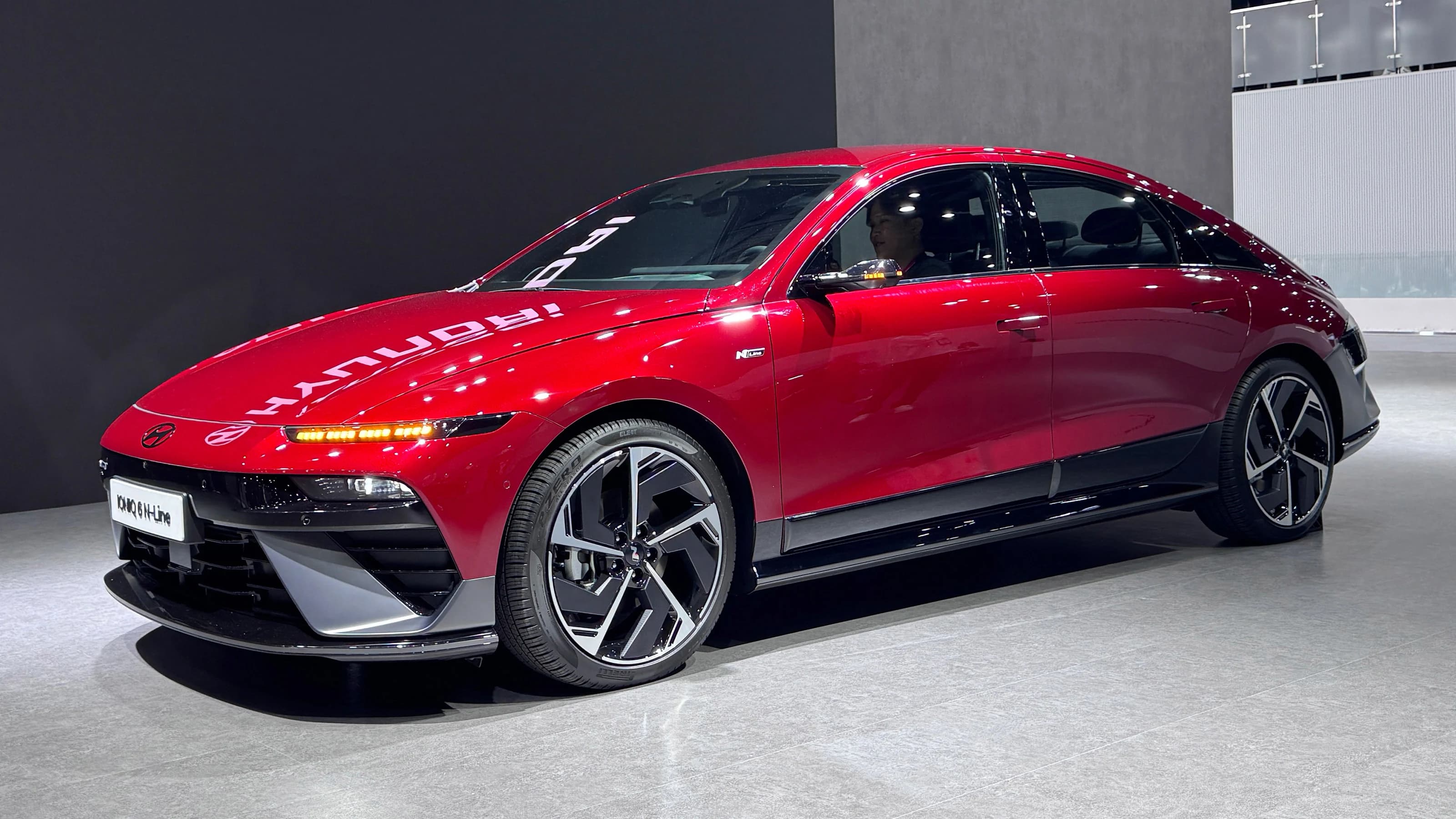 Hyundai Ioniq 6 restyling rossa vista davanti