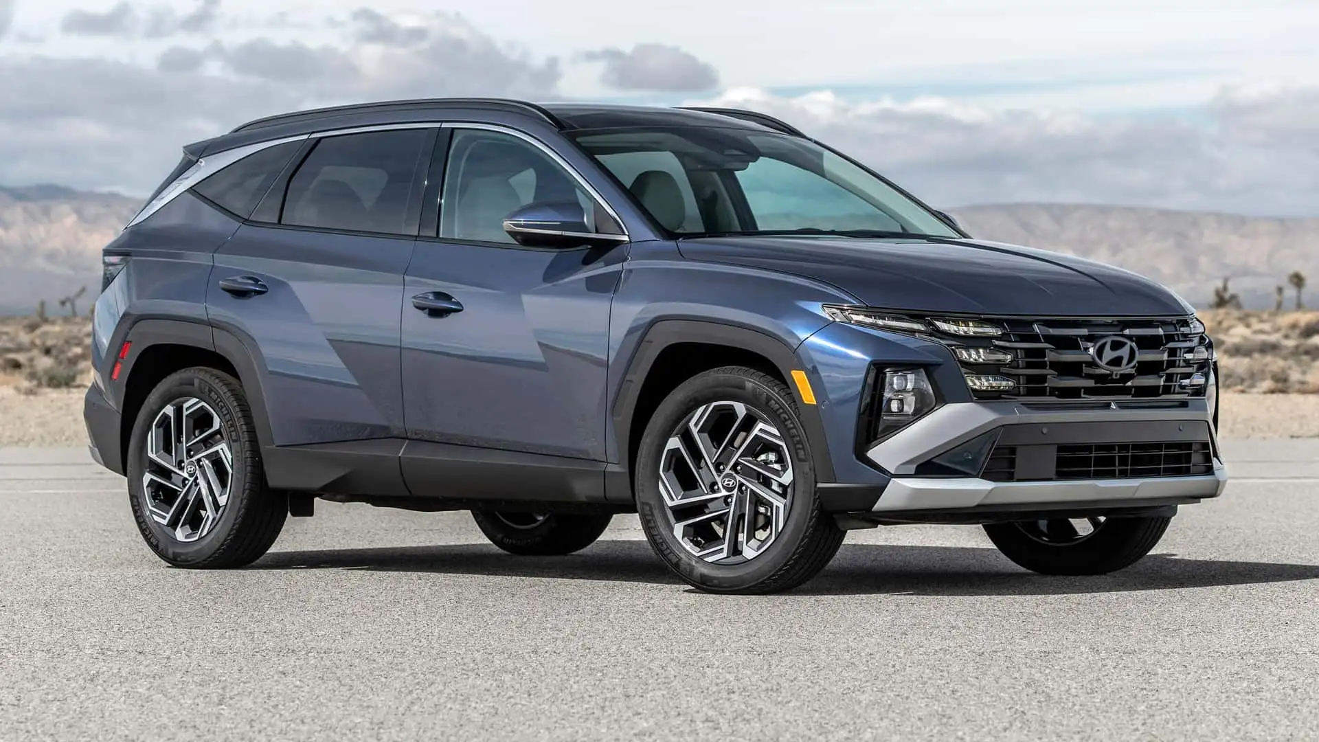 Hyundai Tucson visto de frente y de lado