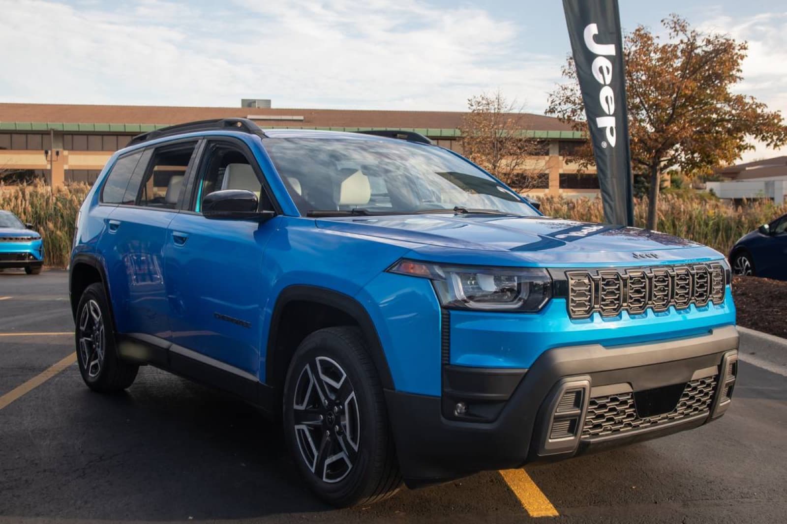 Jeep Cherokee 2026 albastru, generația actuală, trei sferturi față