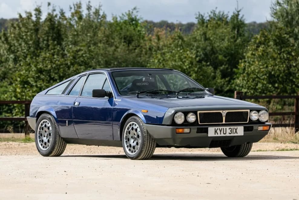 Lancia Montecarlo Spider conduite par Jeremy Clarkson dans The Grand Tour