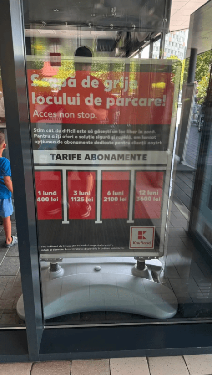 Afișul cu tarifele abonamentelor de parcare de la Kaufland Colentina