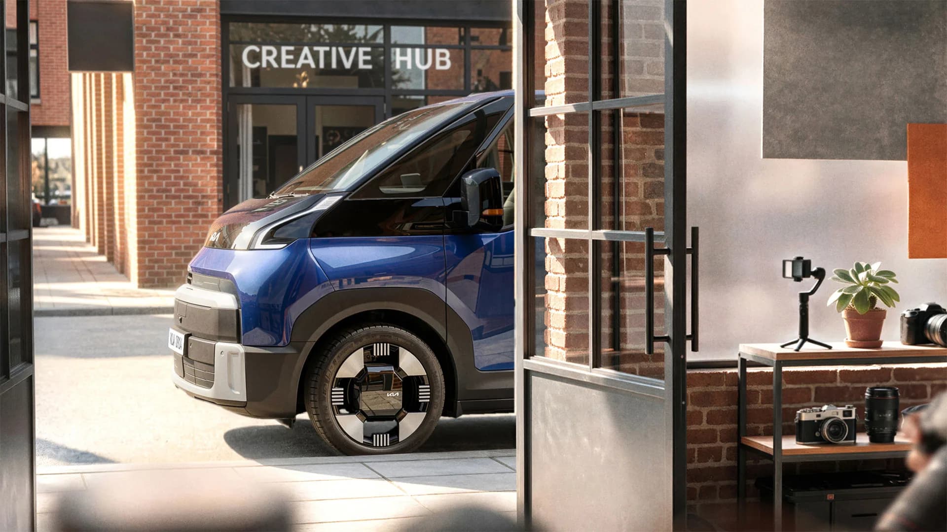 Kia PV7, vista frontal, en un contexto urbano