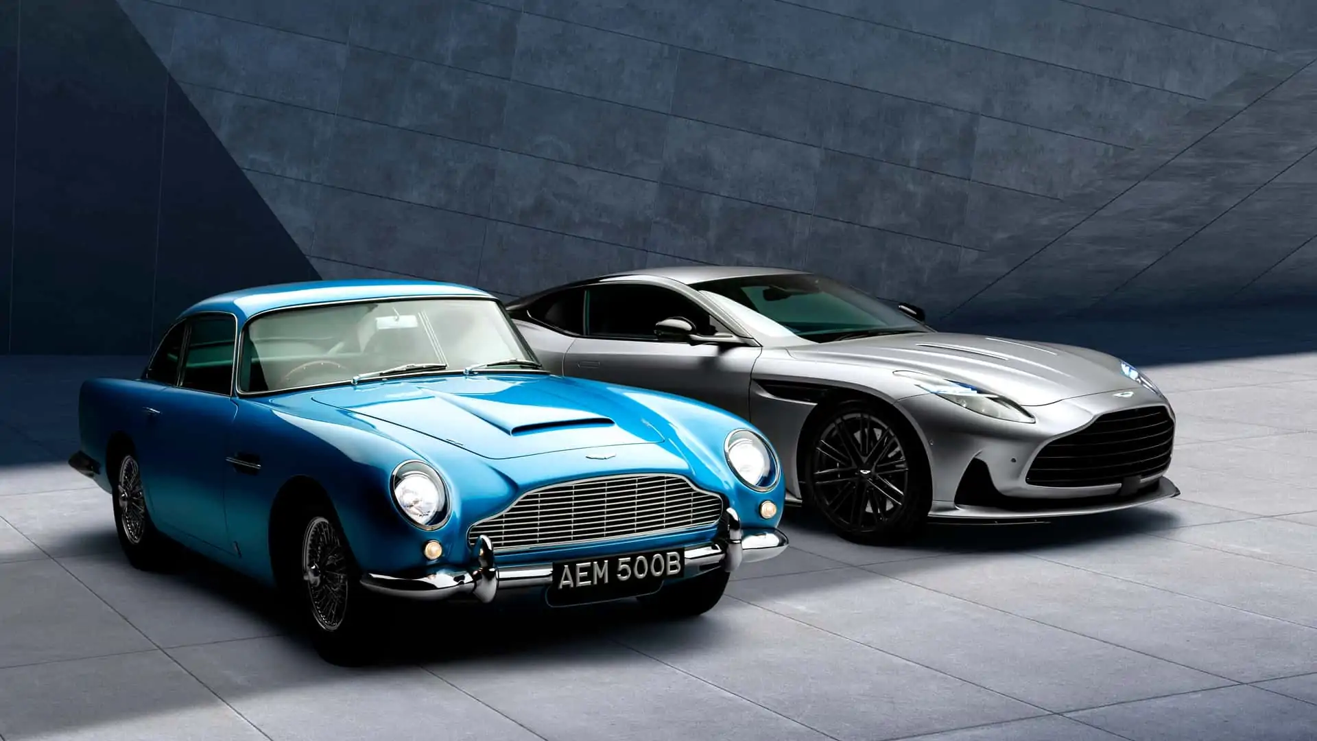 Aston Martin DB5 junto a un modelo moderno de la marca británica