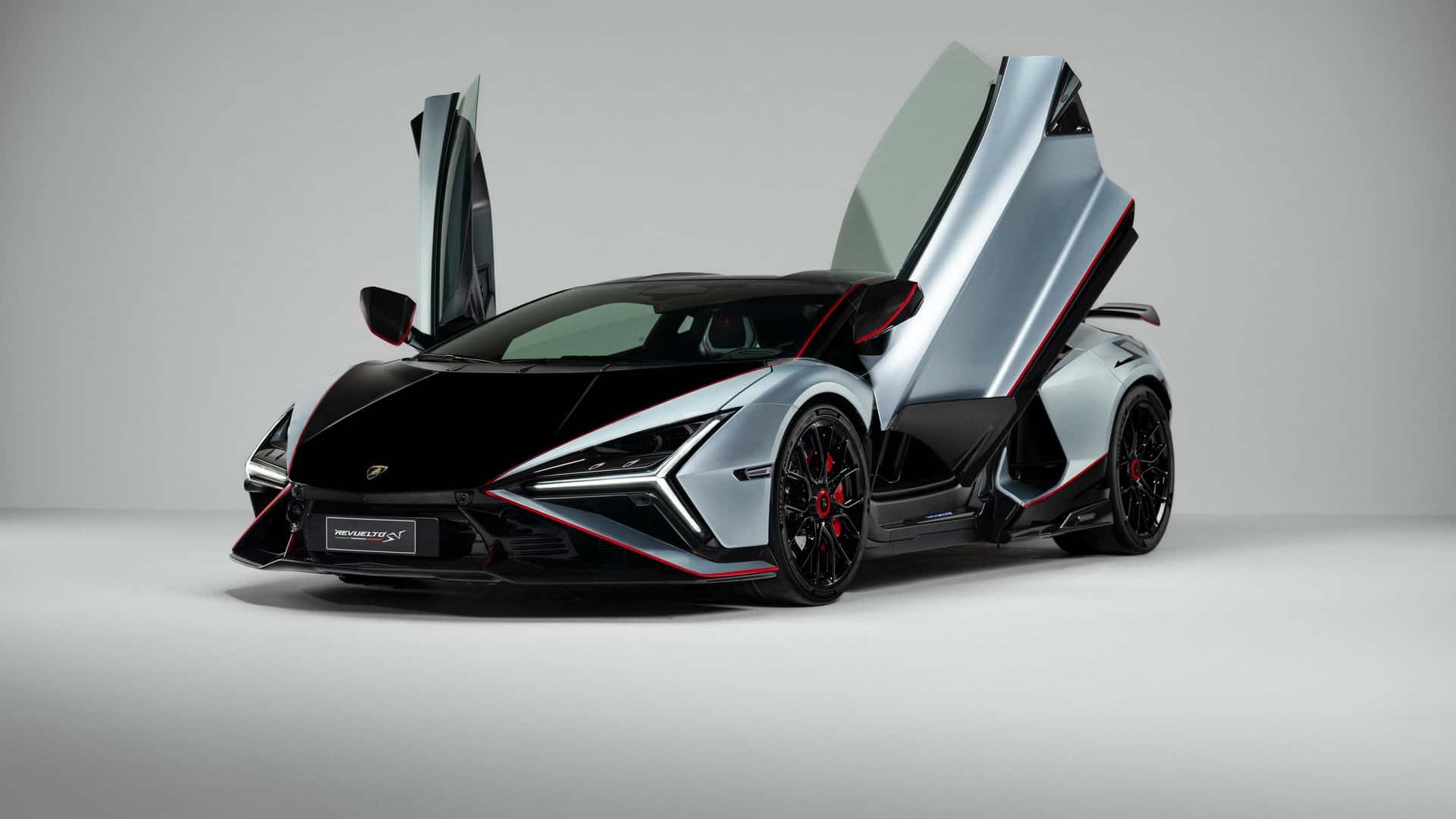 Lamborghini Revuelto SV, argintiu și negru, uși ridicate