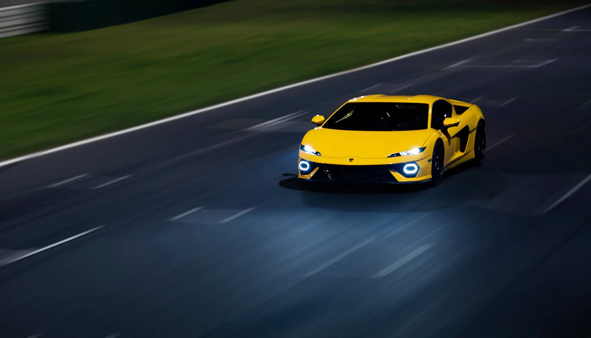 Un Lamborghini Temerario standard, galben, pe un circuit