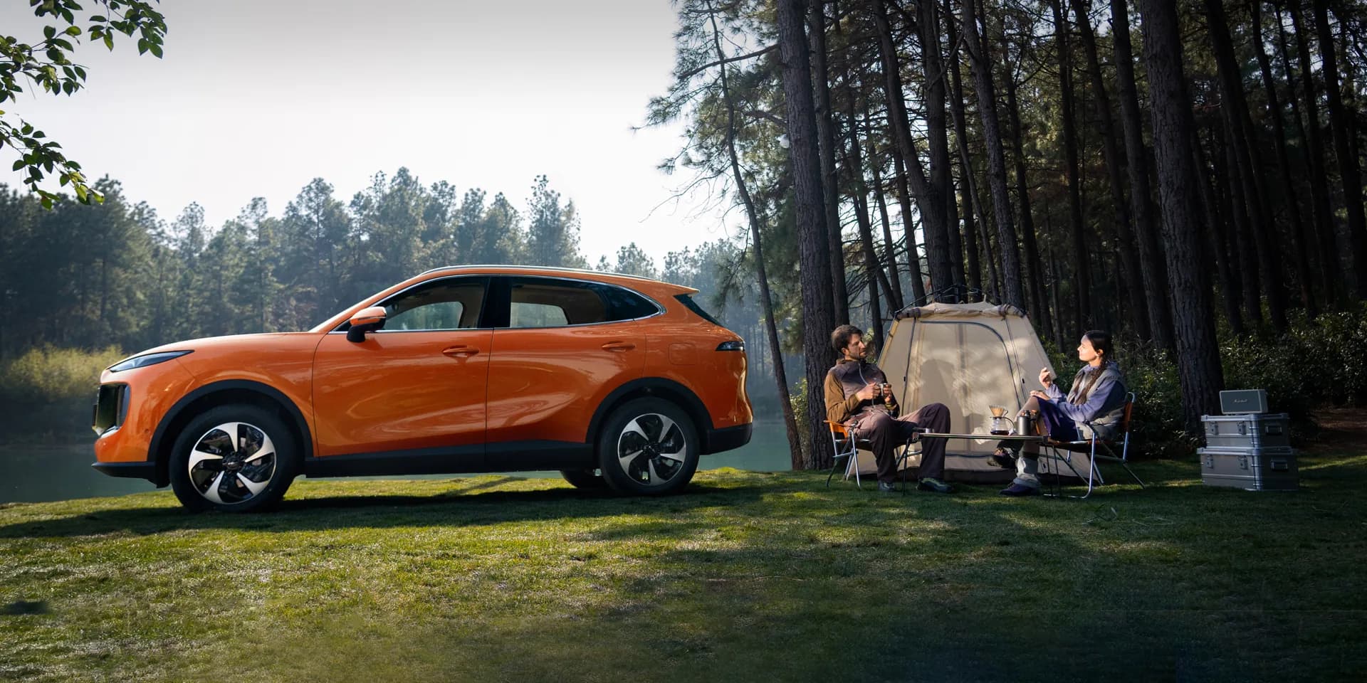 Orange LEPAS L6 PHEV SUV in an urban setting