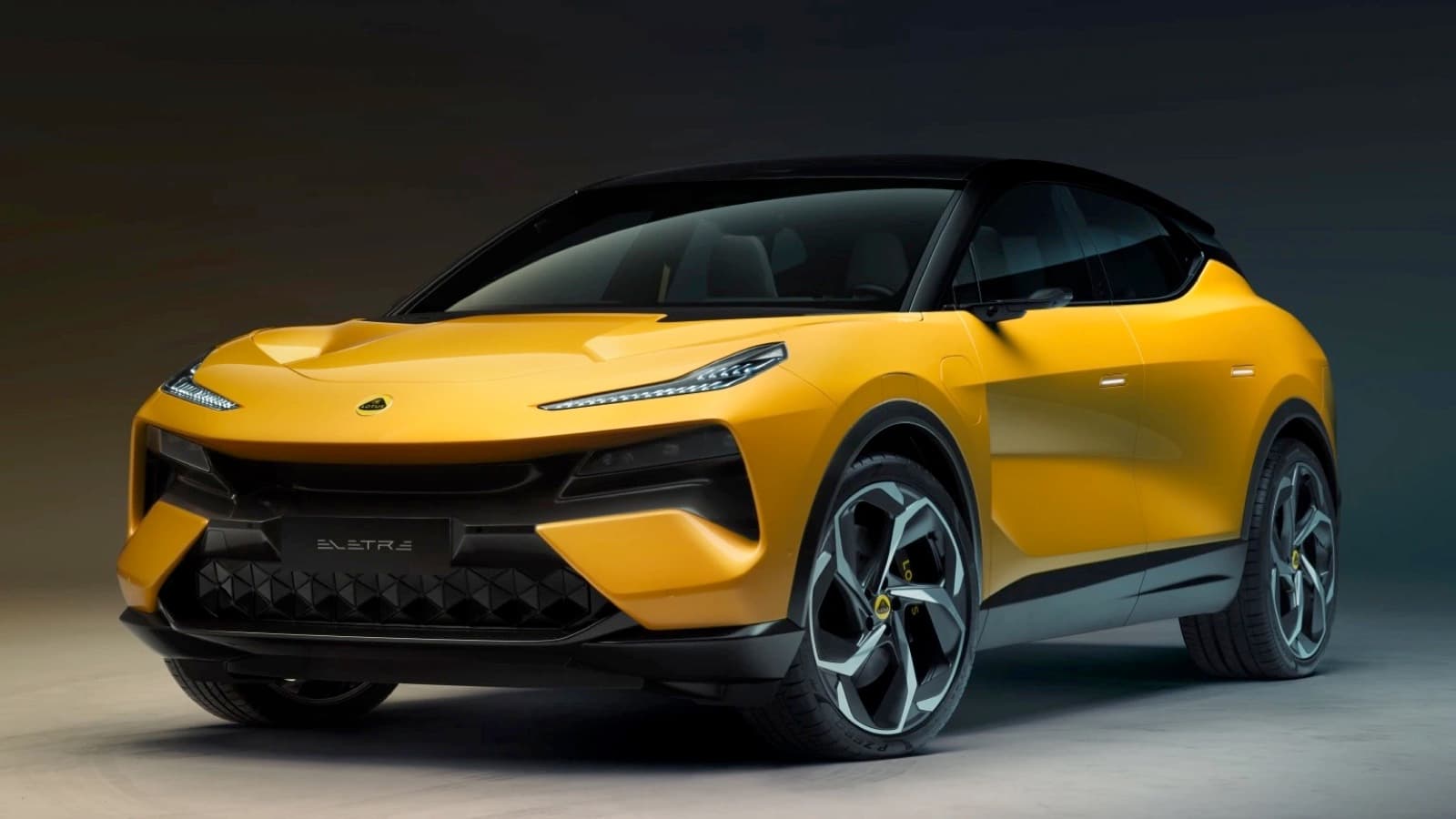 Lotus Eletre, SUV electric, fotografiat din trei sferturi față