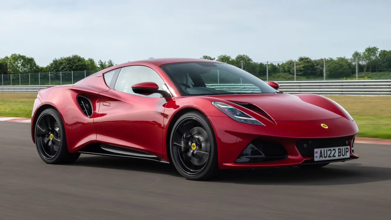 Lotus Emira en circuito, modelo producido en la fábrica de Hethel