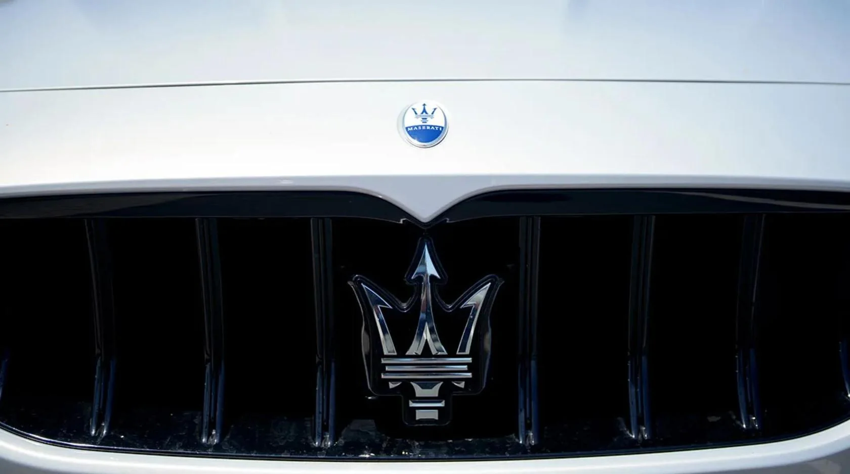 Emblema de Maserati en la parrilla de un automóvil de la marca