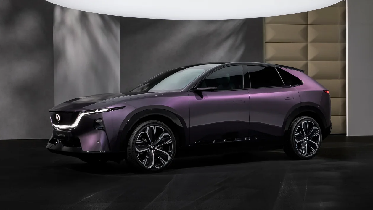 Il crossover elettrico Mazda CX-6e in un'immagine ufficiale
