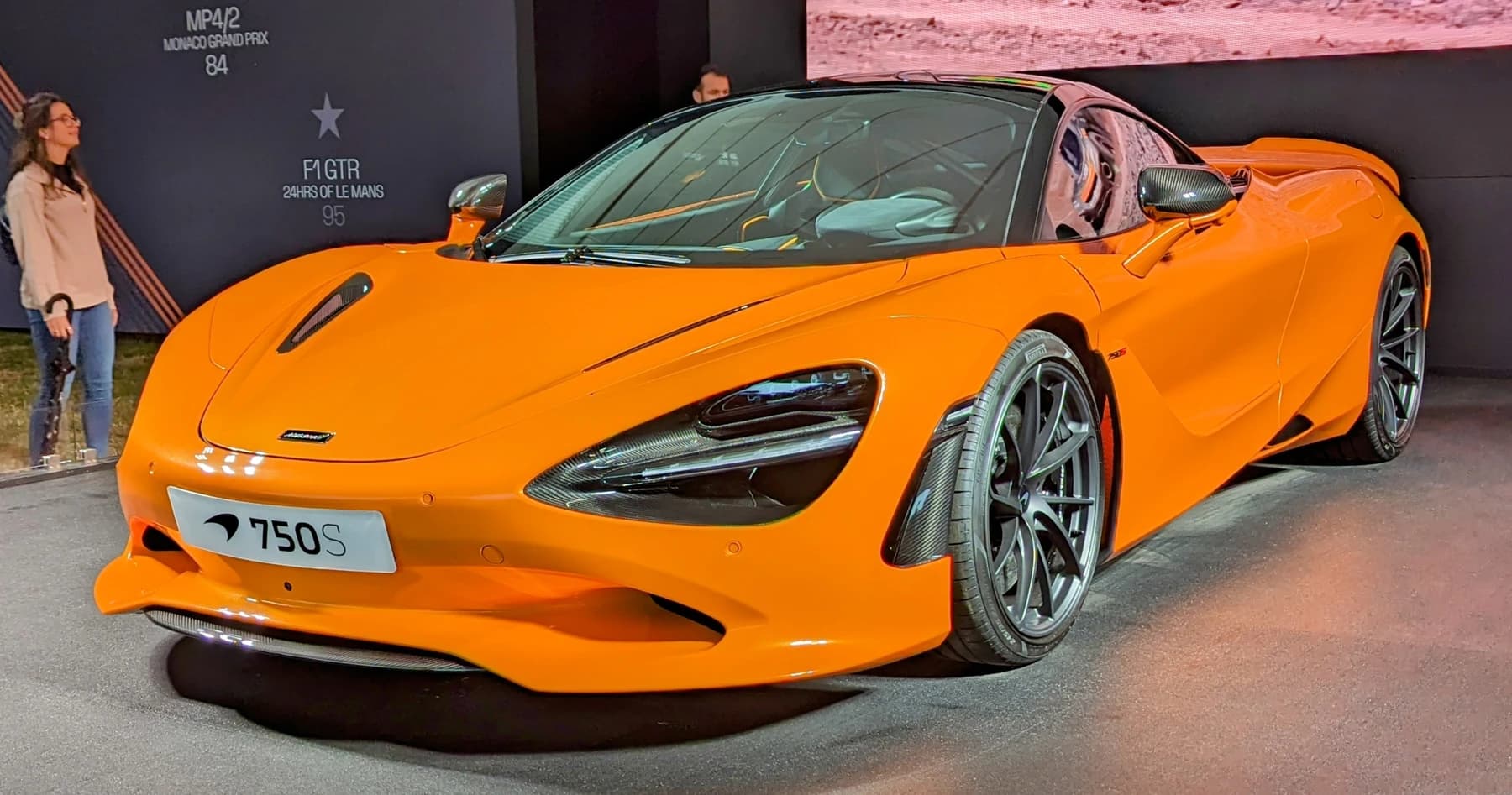 Orangefarbener aktueller McLaren 750S in Goodwood, nicht der künftige McL 820