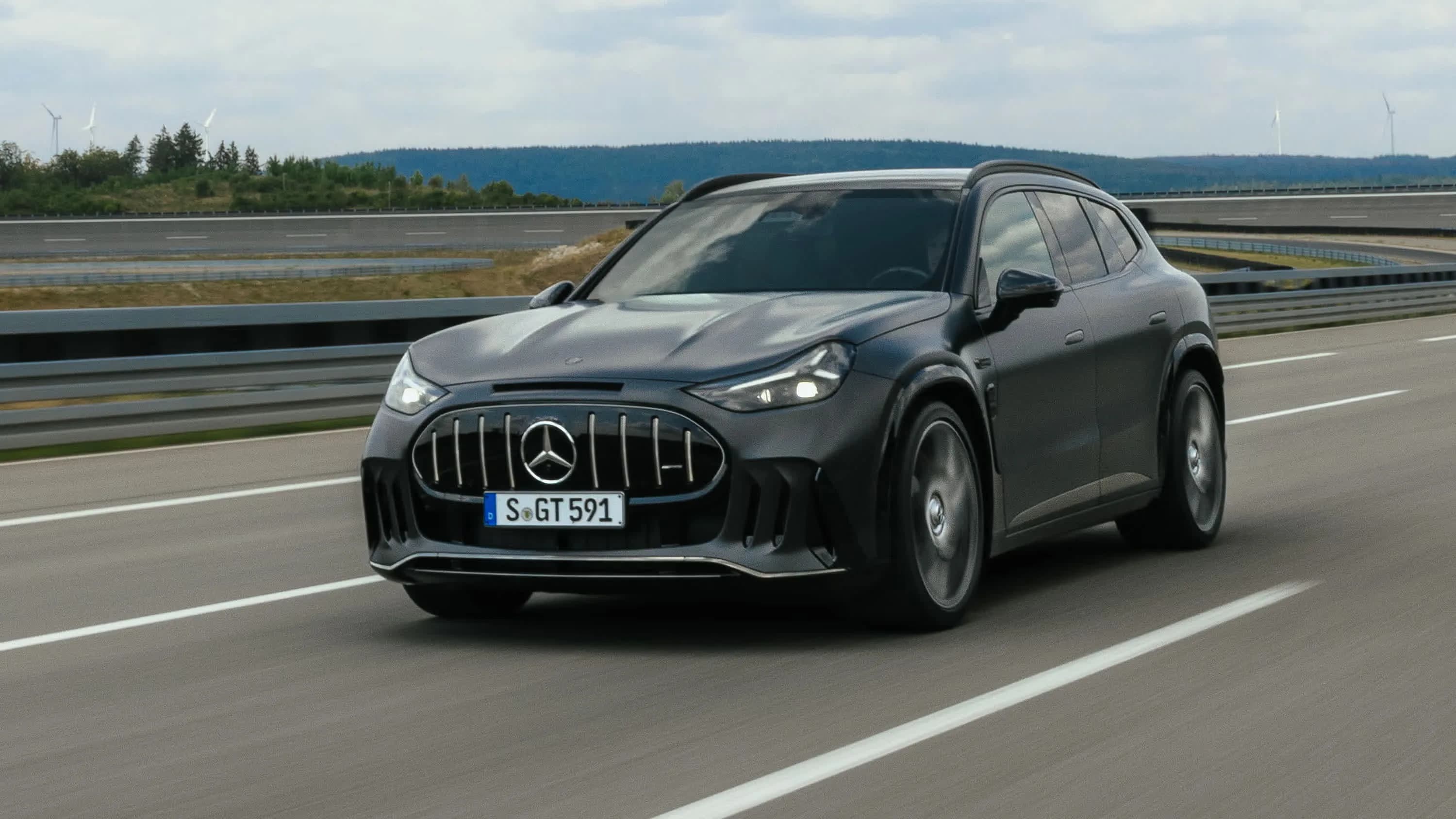 Elektrischer Mercedes-AMG GT SUV von vorn auf einer Teststrecke