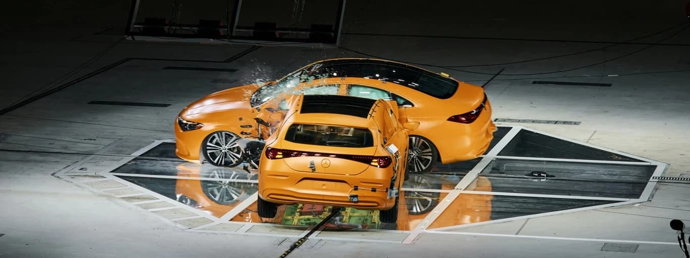 Due Mercedes-Benz CLA dopo un test pubblico di impatto laterale