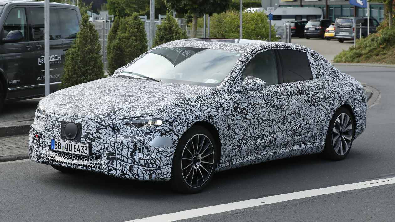 Render del futuro Mercedes Clase E eléctrico visto de frente