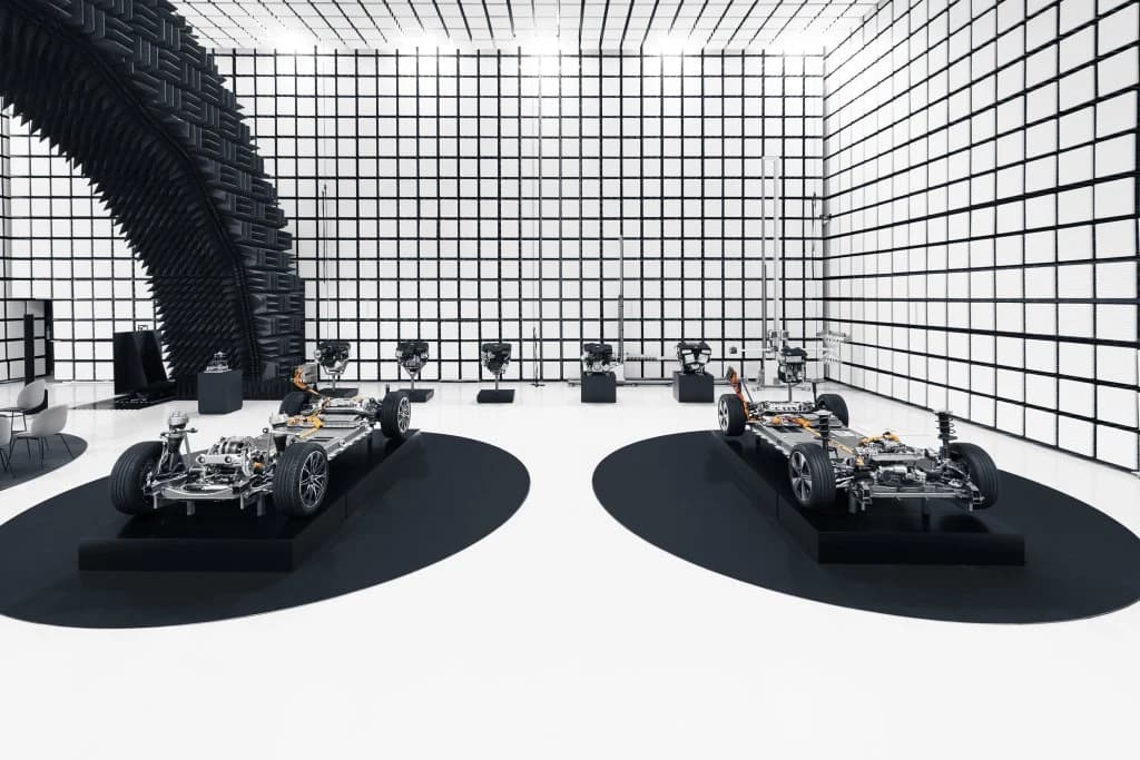 Plateformes de propulsion électrique Mercedes-Benz présentées dans un centre technique