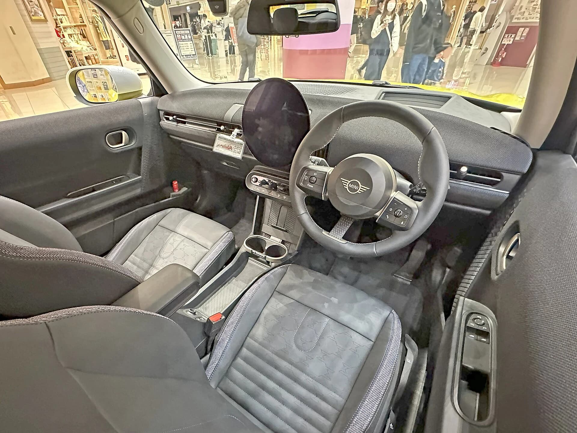 Abitacolo di una MINI Cooper S Electric con display centrale circolare