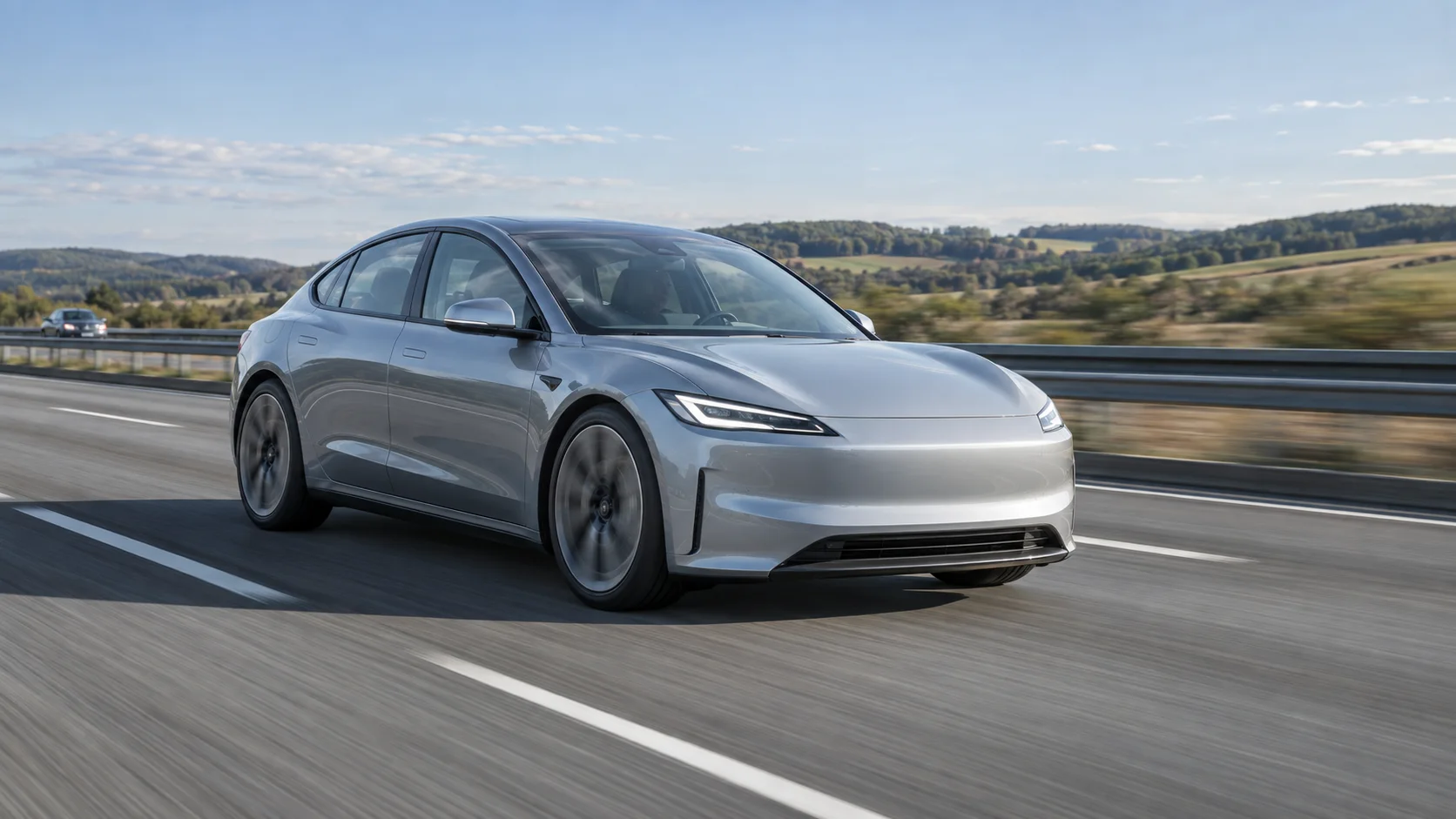 Ein Elektroauto fährt auf einer deutschen Autobahn, die Landschaft zieht schnell vorbei.