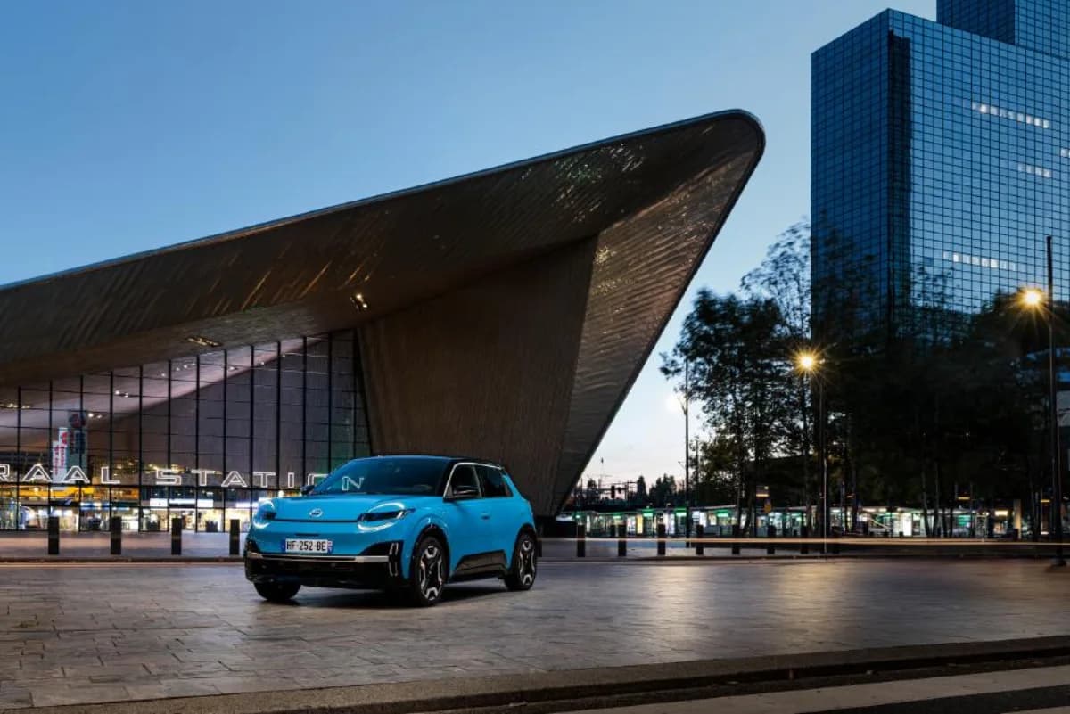 Nissan Micra electric albastru fotografiat în Rotterdam