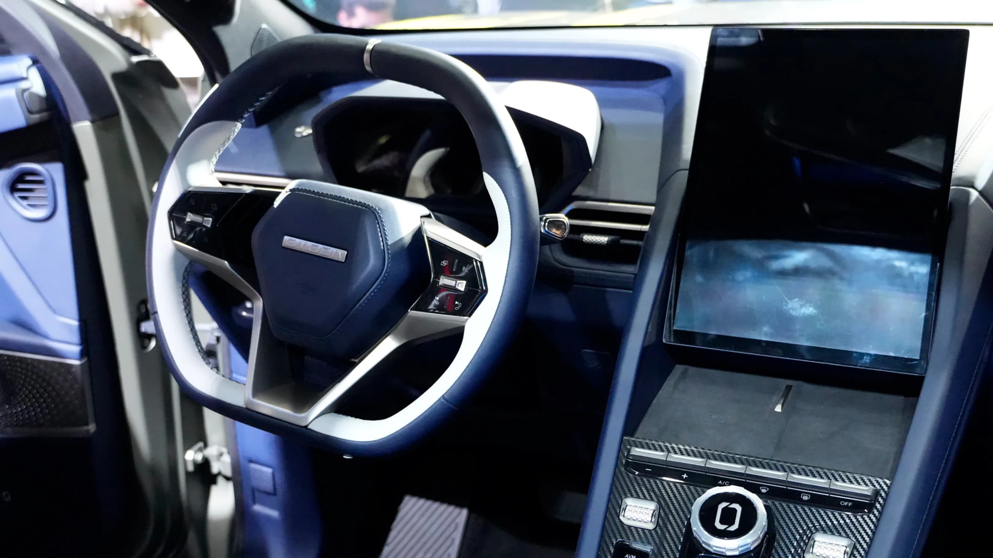 Lenkrad und digitales Cockpit des OMODA X auf einem Auto-Express-Foto