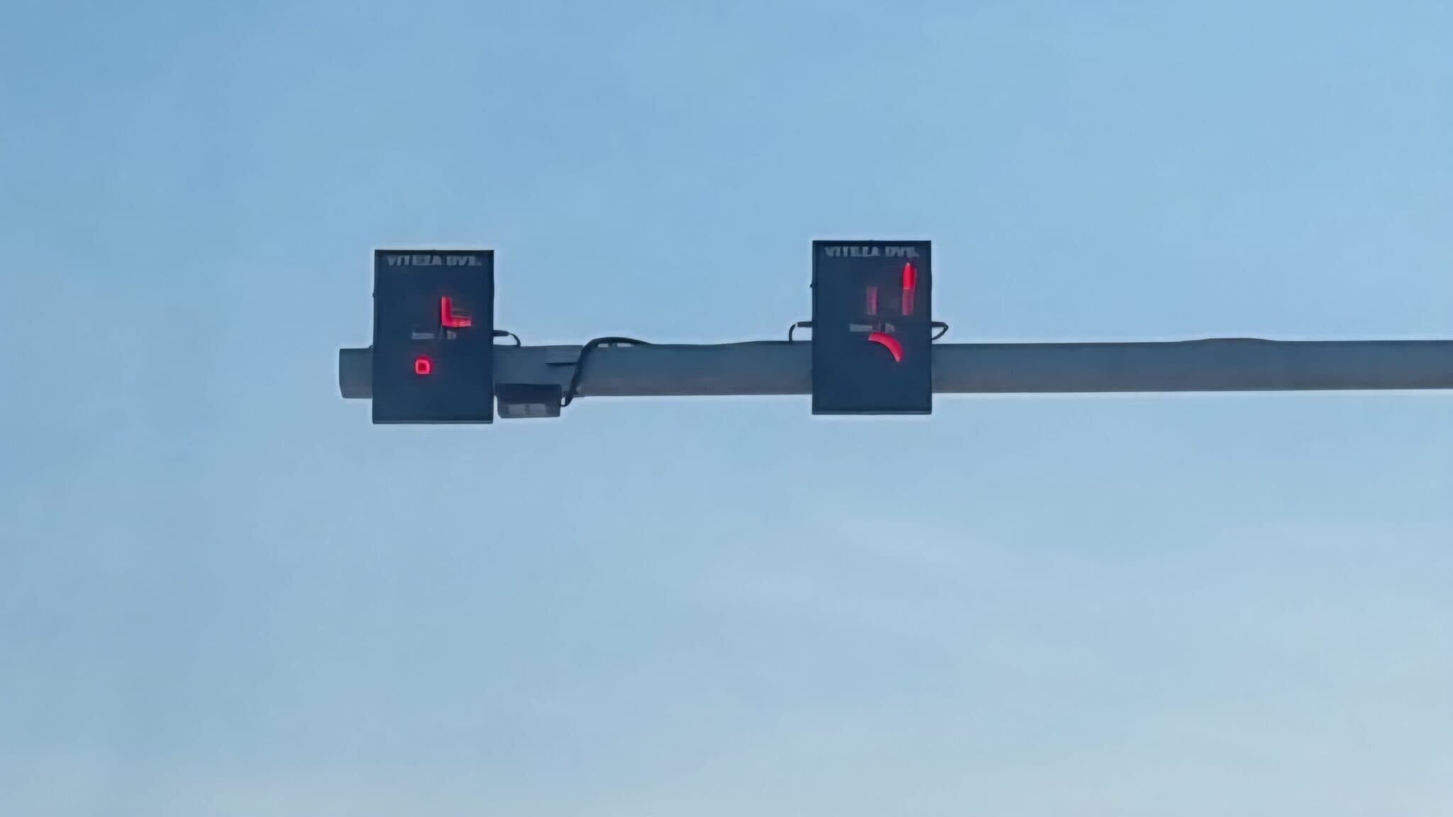 Paneles electrónicos que miden y muestran la velocidad en una carretera nacional