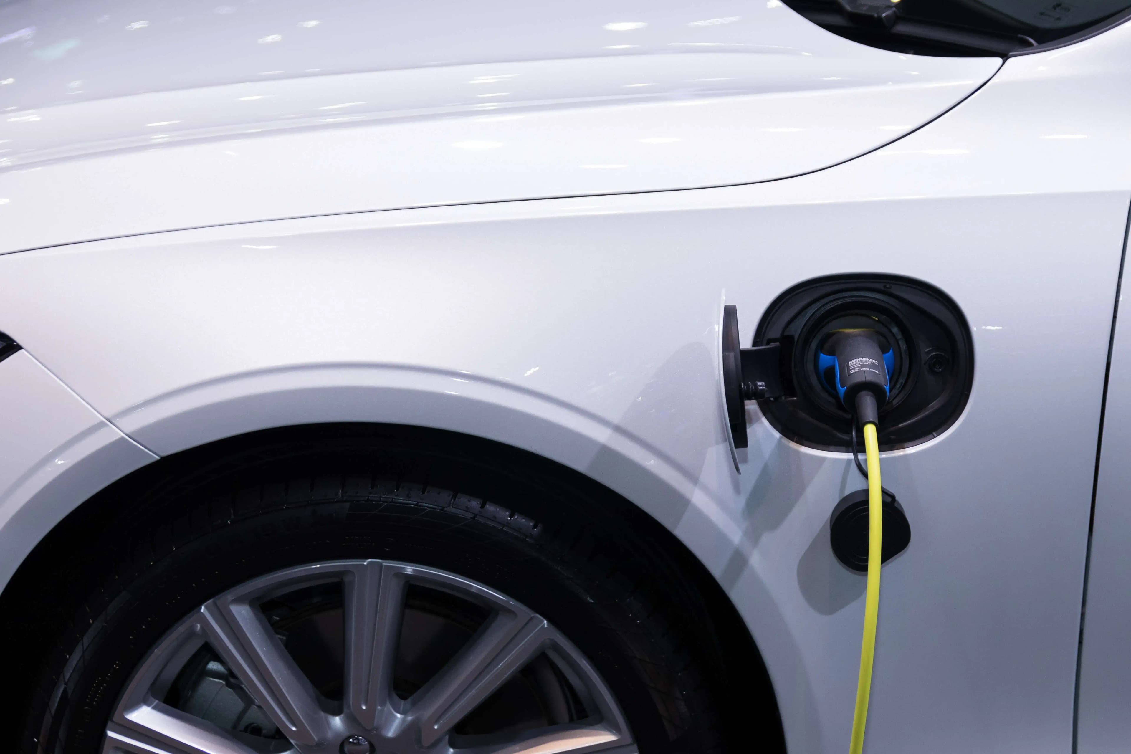Plug-in-Hybrid-Auto an der Ladung angeschlossen