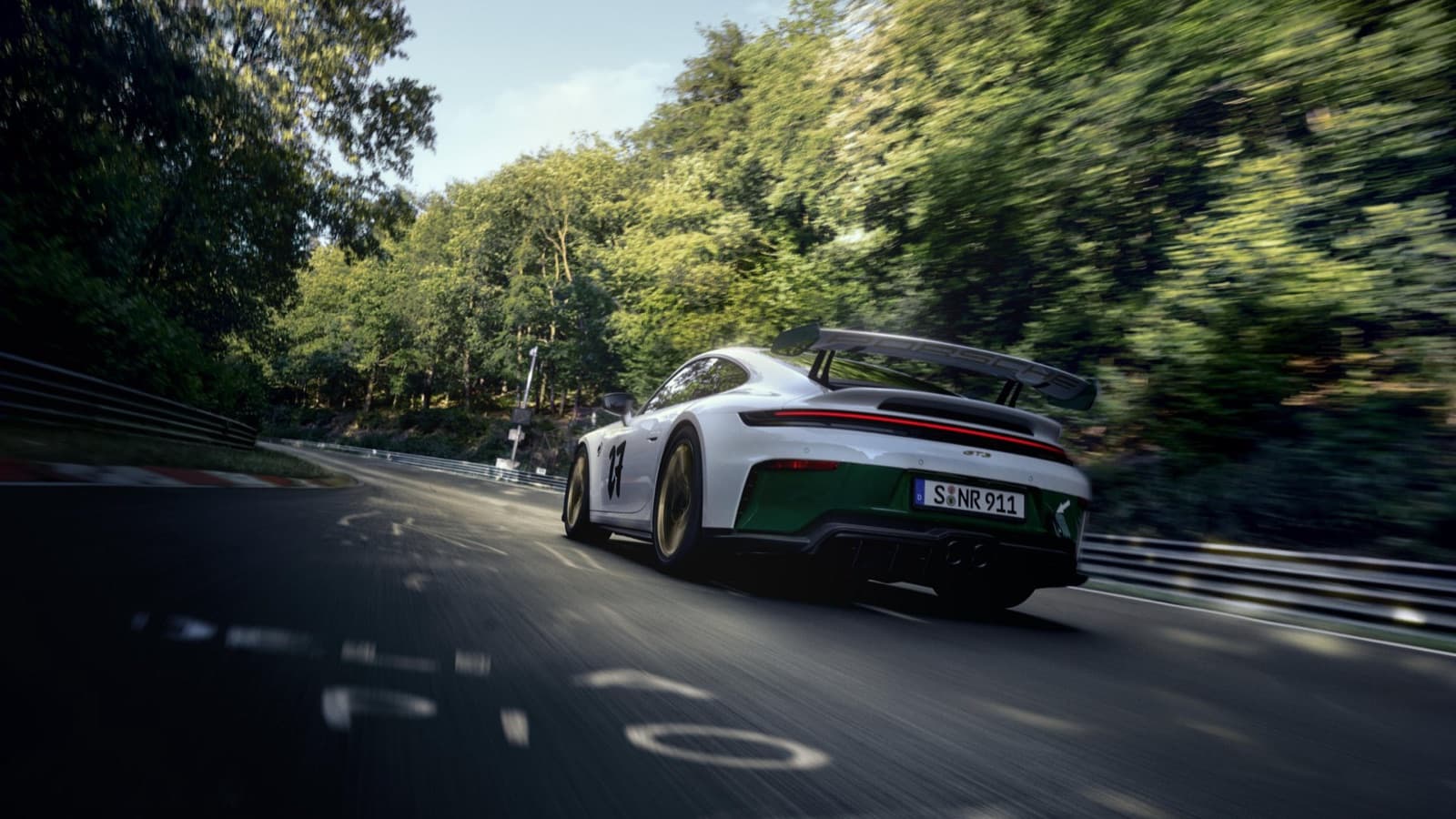 Porsche 911 GT3 100 Jahre Nürburgring, alb cu accente verzi, pe circuit