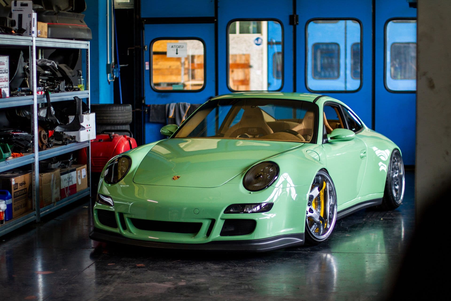 Porsche 911 Indecent 009 en el taller BTS Creativity