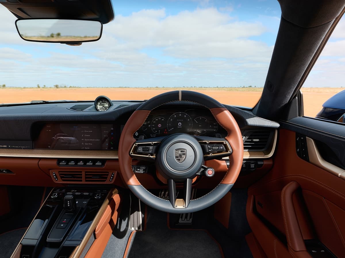 Interior de un Porsche 911, imagen ilustrativa de los sistemas multimedia y de audio de la marca
