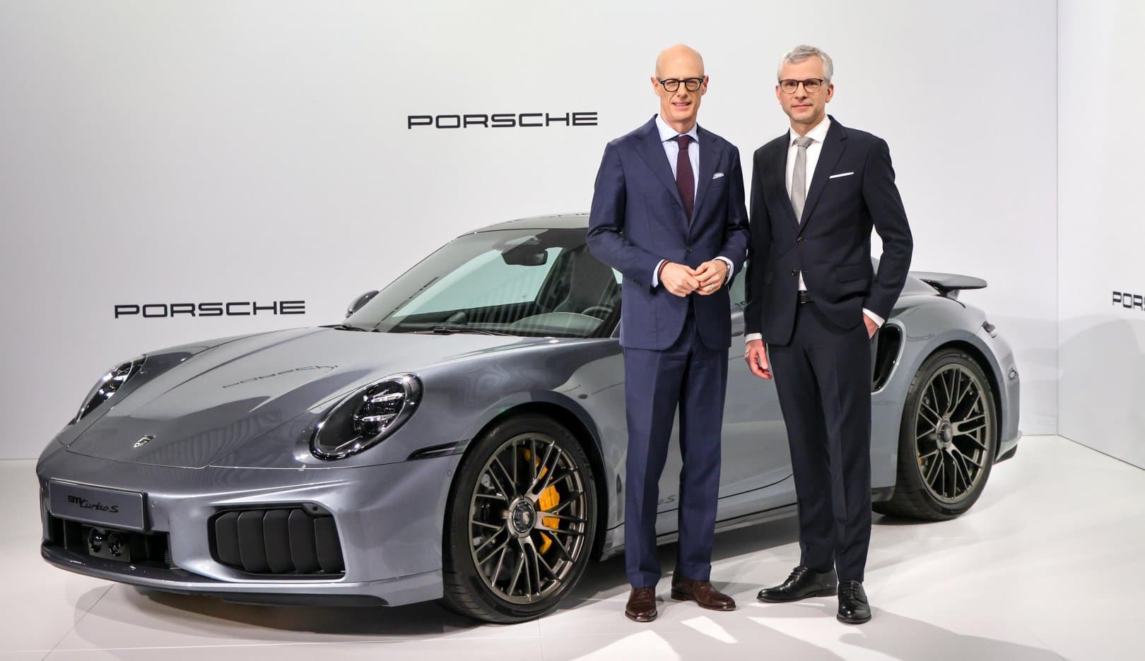 Michael Leiters y Jochen Breckner junto a un Porsche 911 Turbo S