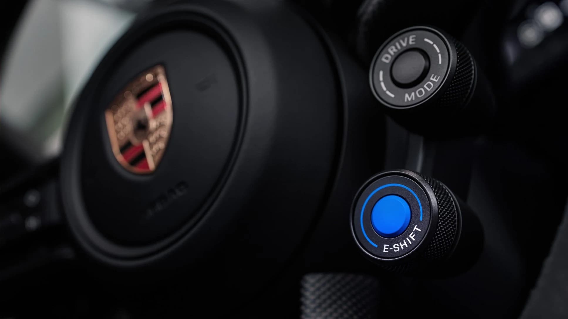 Porsche E-Shift-Bedienelemente auf einem offiziellen Bild aus dem Porsche Newsroom