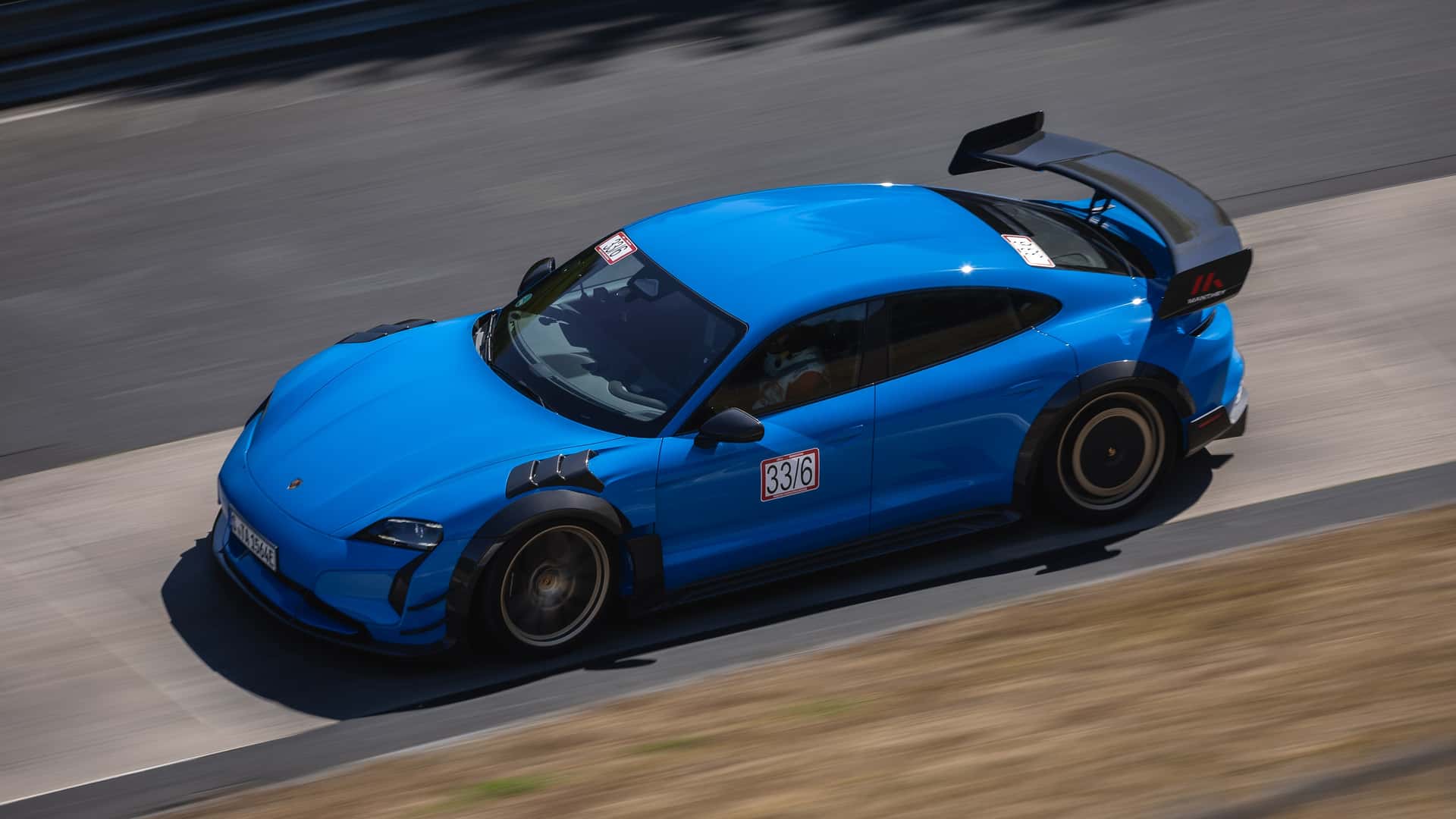 Porsche Taycan Turbo GT azul, equipado con Manthey Kit, en Nürburgring