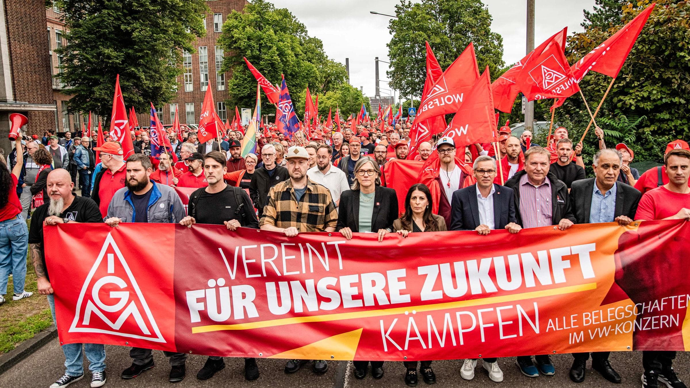 Empleados de Volkswagen reunidos en la protesta organizada en Wolfsburg