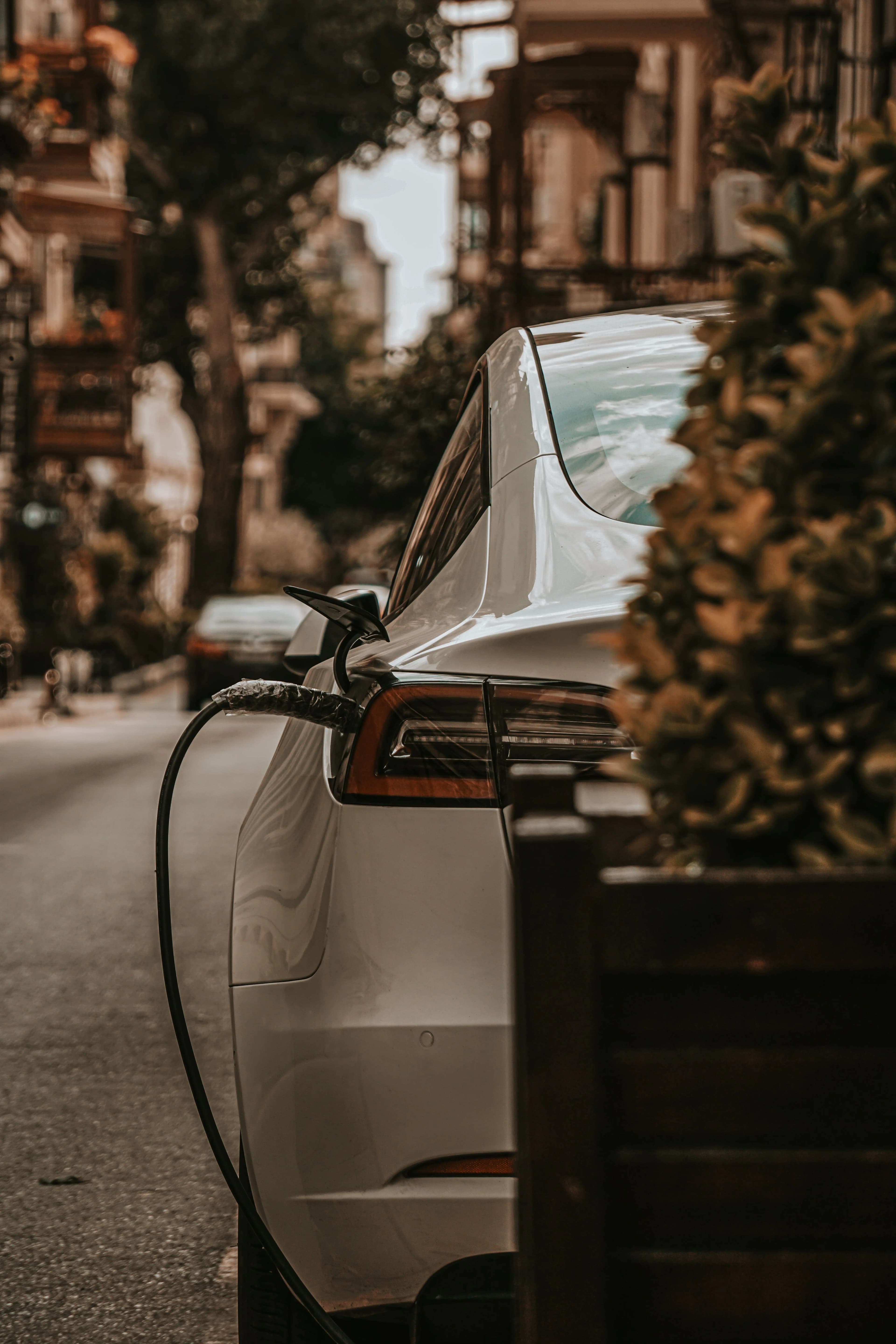 Coche eléctrico en carga, imagen ilustrativa del Programa Rabla Auto 2026