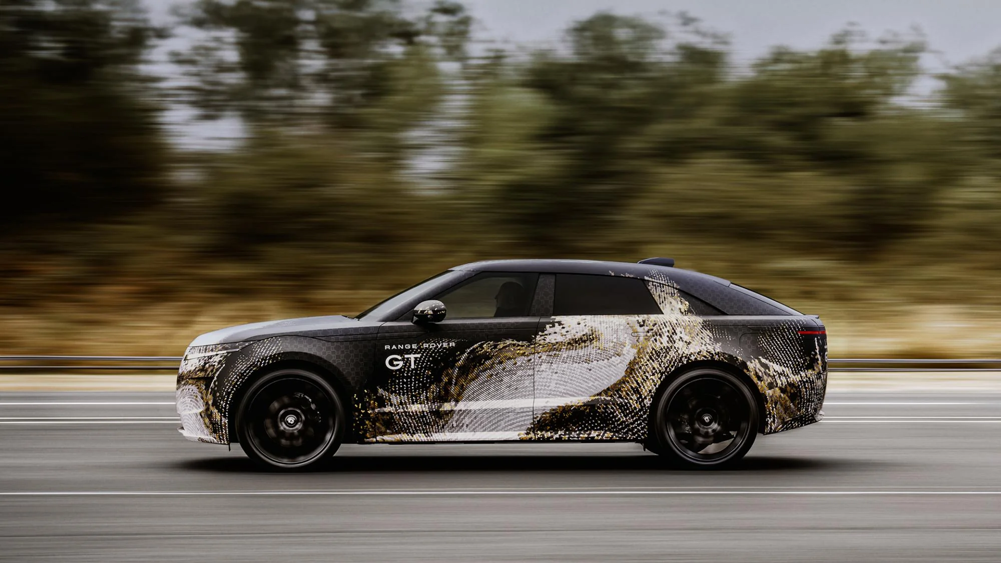 Range Rover GT electric camuflat în teste