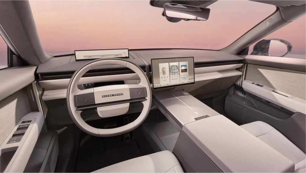 Interior del Range Rover GT, con pantalla central y un display separado para el conductor