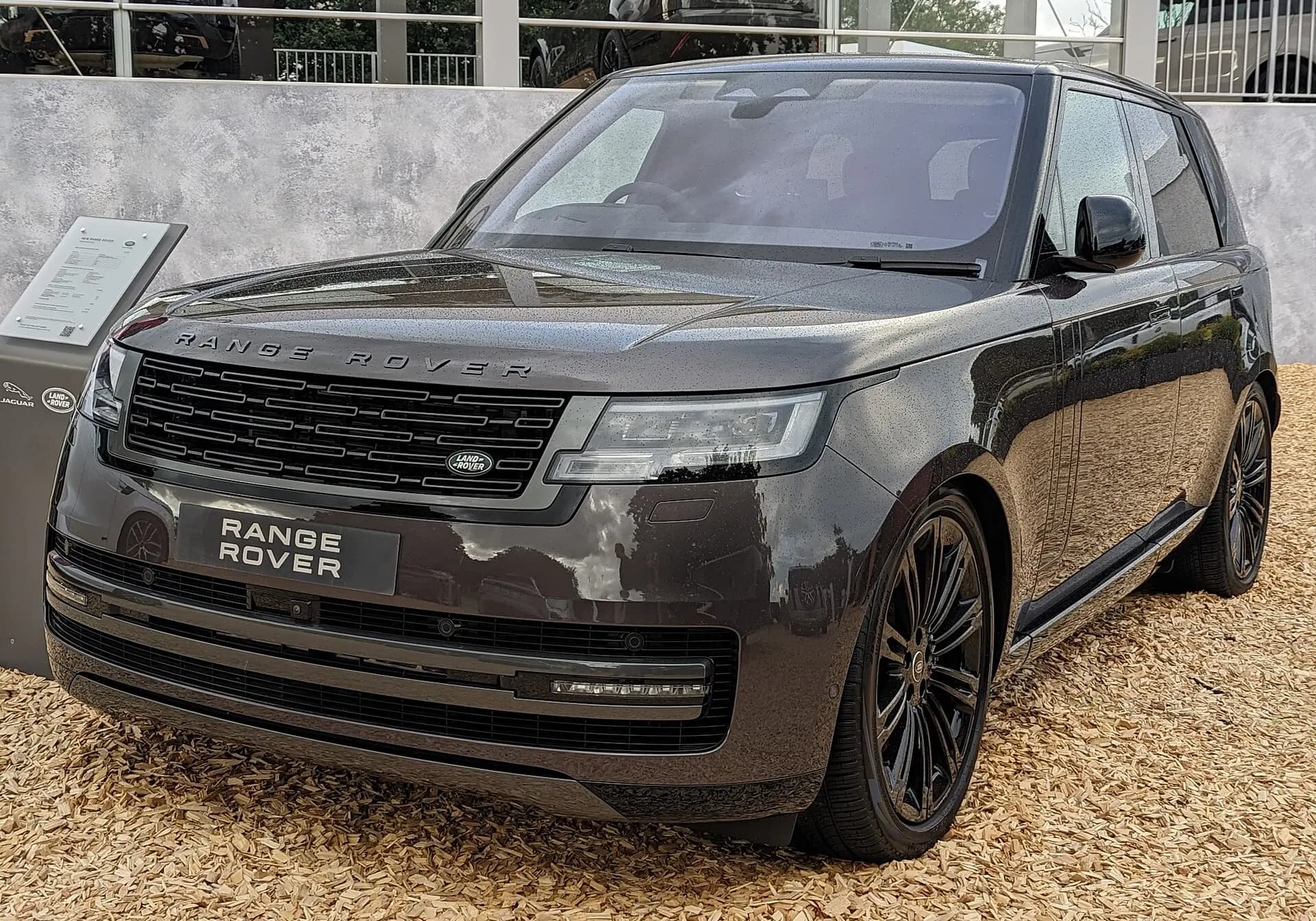 Land Rover Range Rover de la generación actual fotografiado desde delante en tres cuartos