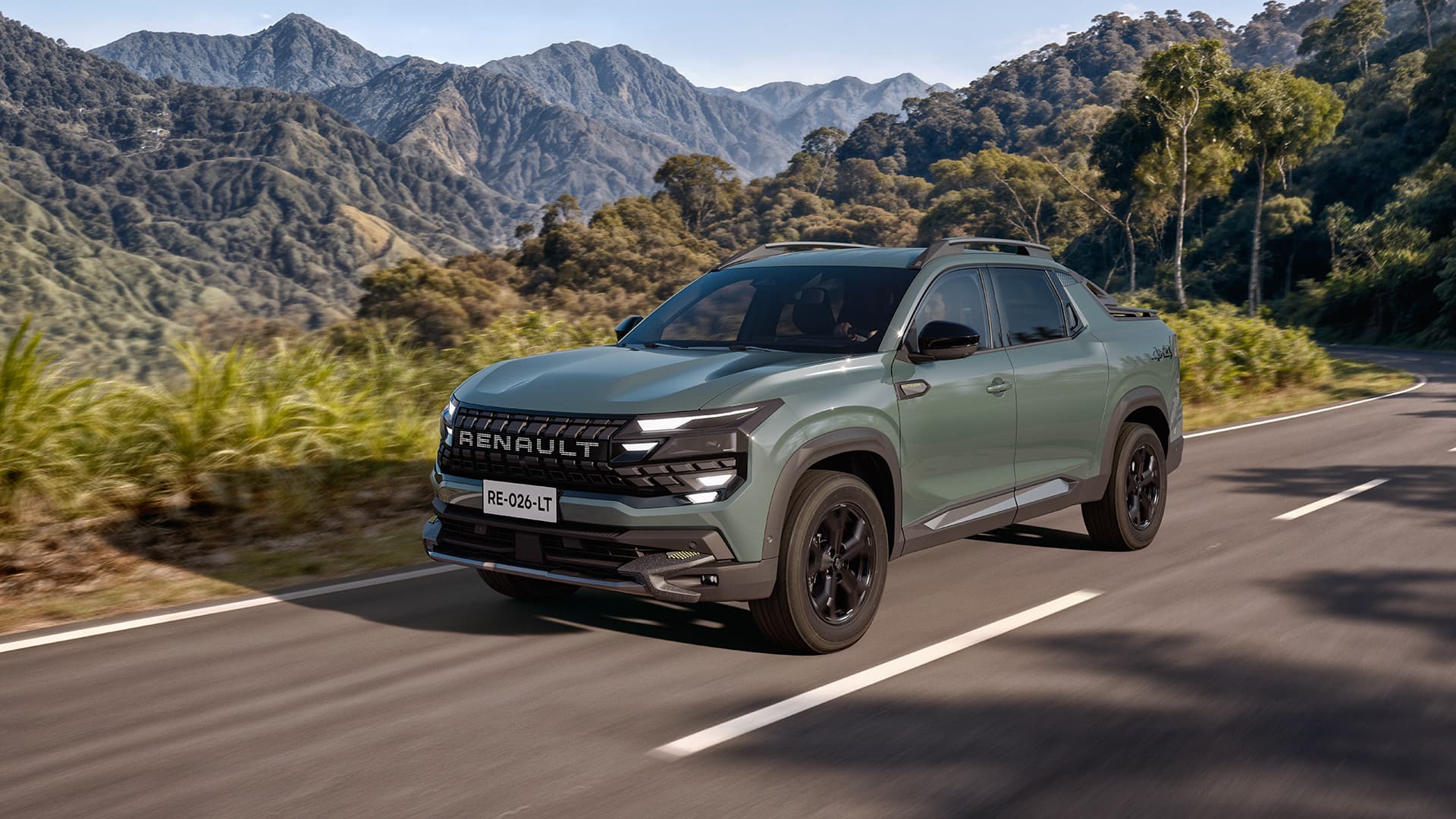 Renault Niagara, vista delantera tres cuartos en una carretera de montaña