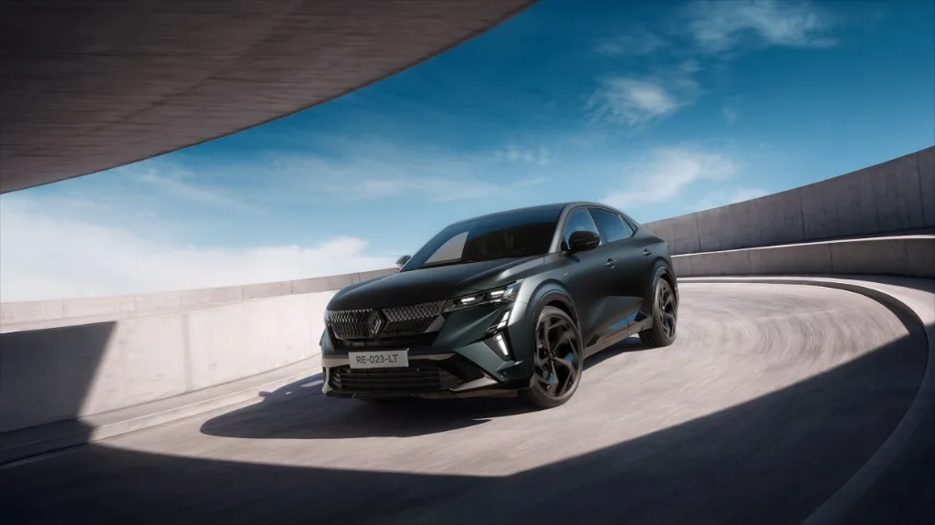 Renault Rafale Hypnotic in satin Forest Black, front three-quarter view