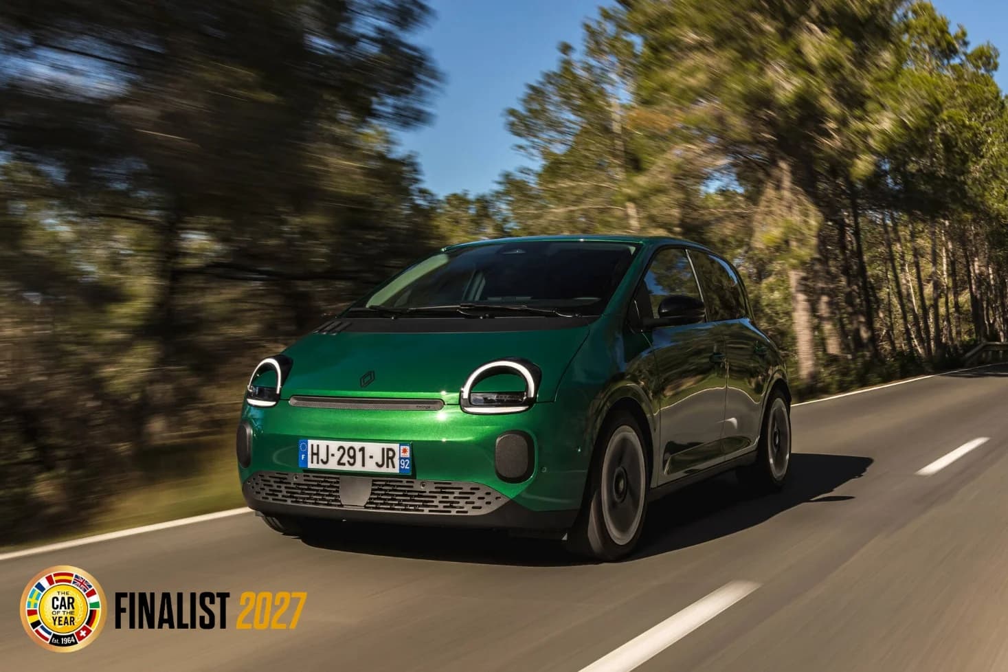 Renault Twingo E-Tech electric verde, cu ecuson de finalist Car of the Year 2027