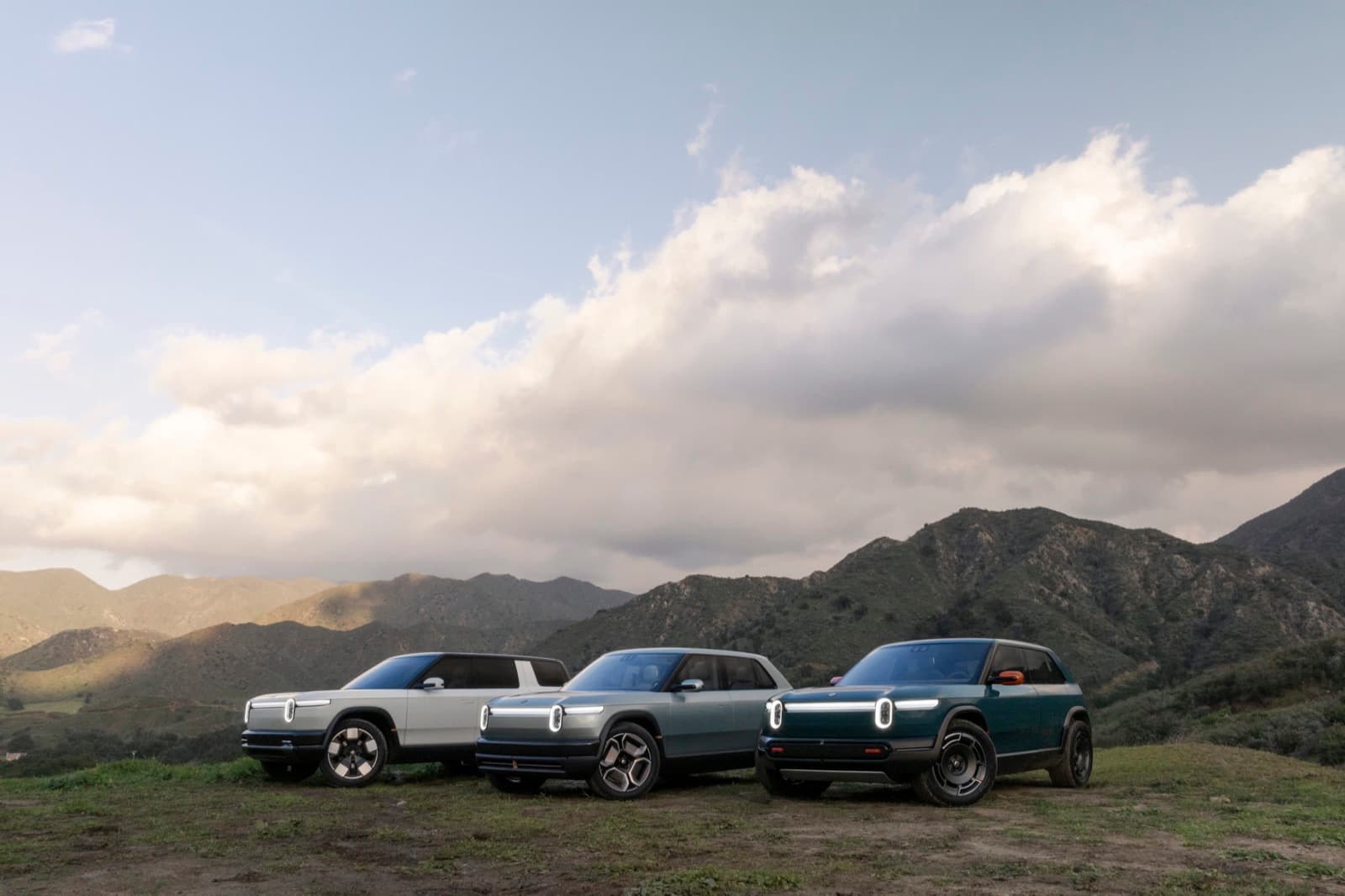 Rivian R2, R3 și R3X, fotografiate pe un platou