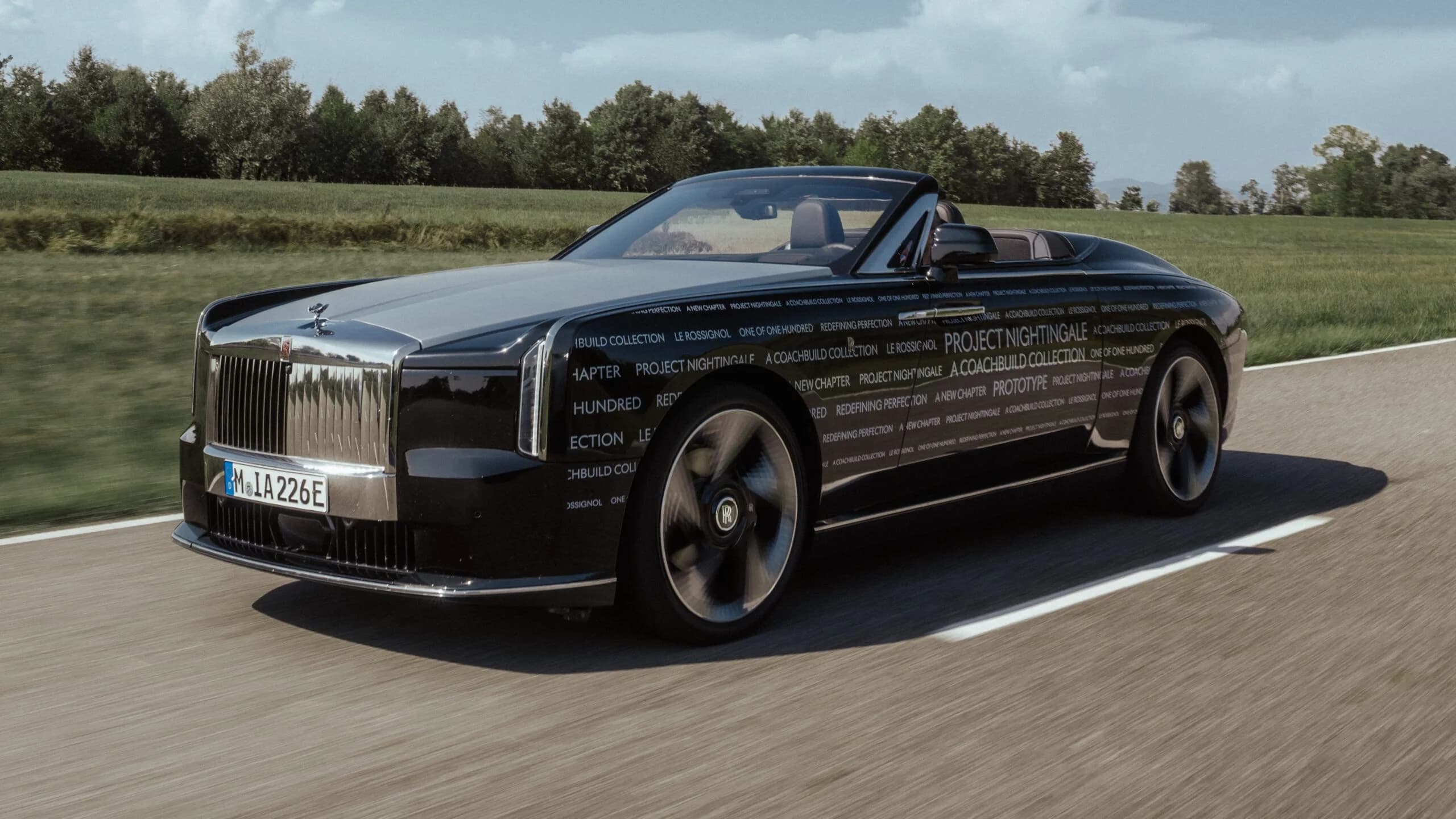 Getarnter Rolls-Royce Project Nightingale fährt mit geöffnetem Verdeck