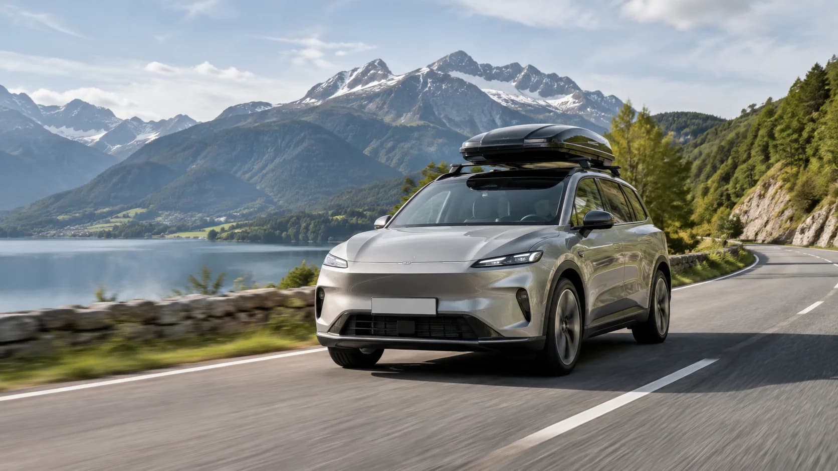 Ein Elektroauto mit montierter Dachbox fährt auf einer Autobahn, um den Einfluss auf die Reichweite zu demonstrieren.