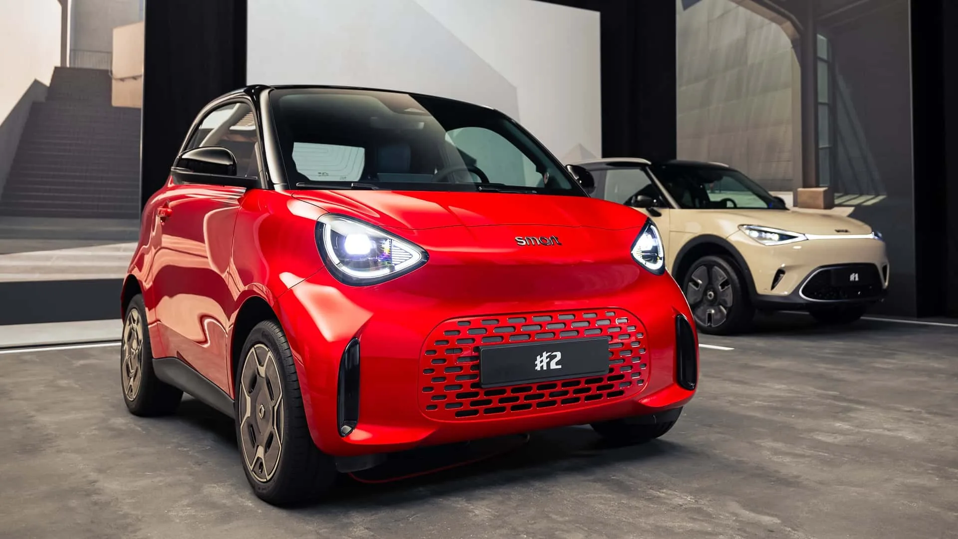La nuova smart #2 elettrica vista frontalmente al debutto di Parigi