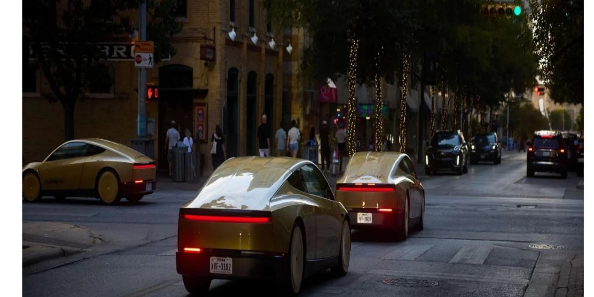 Véhicules Tesla Cybercab en service à Austin lors du lancement de Robotaxi