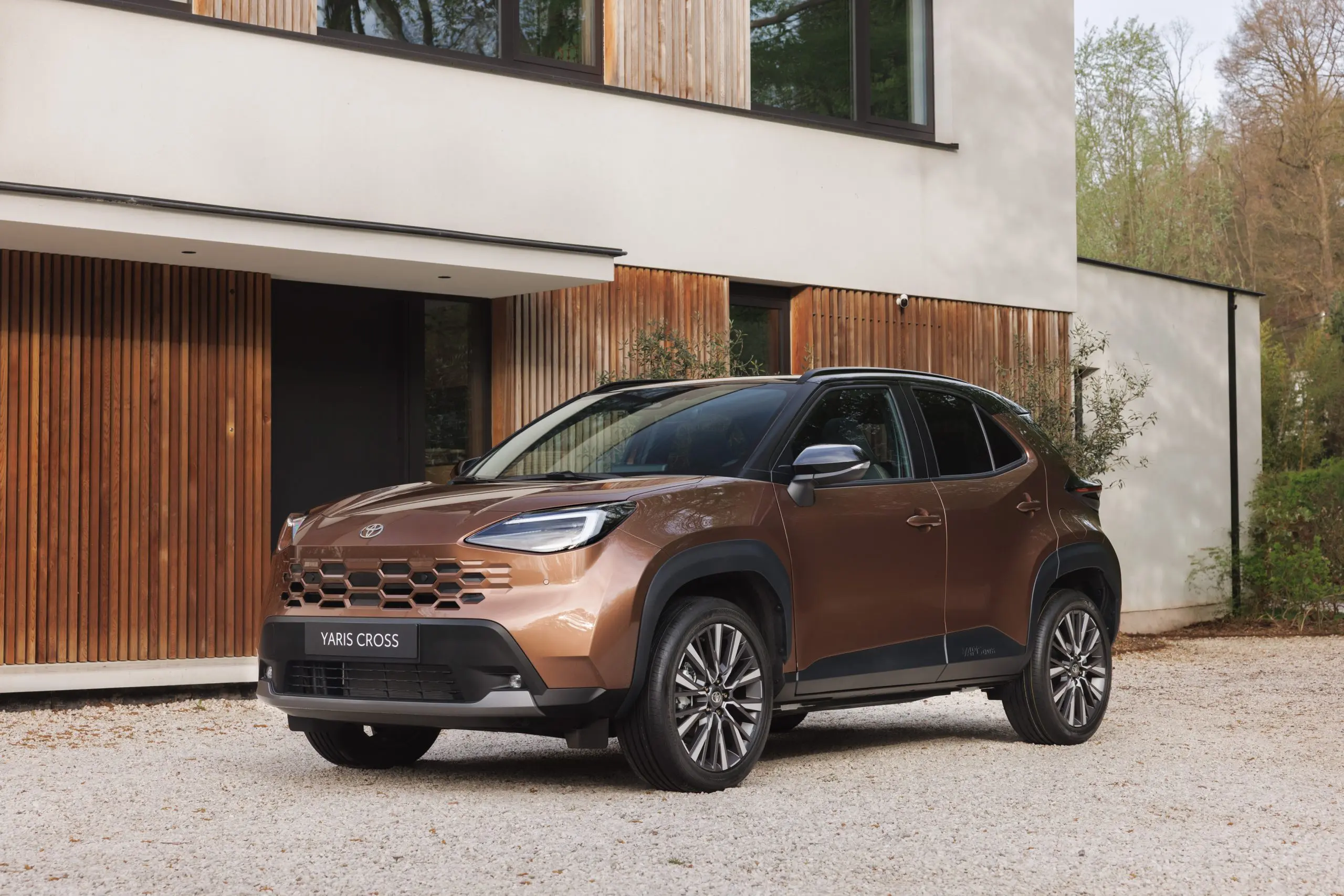 Toyota Yaris Cross aggiornata nel colore Precious Bronze