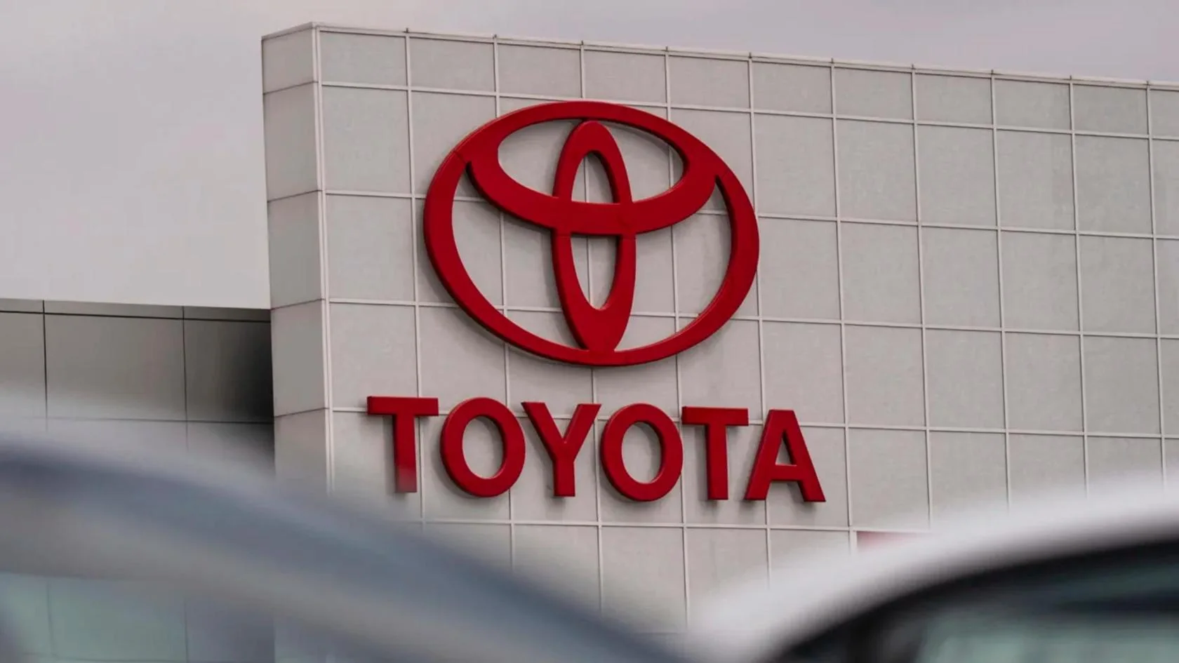 El emblema de Toyota en un edificio de la compañía