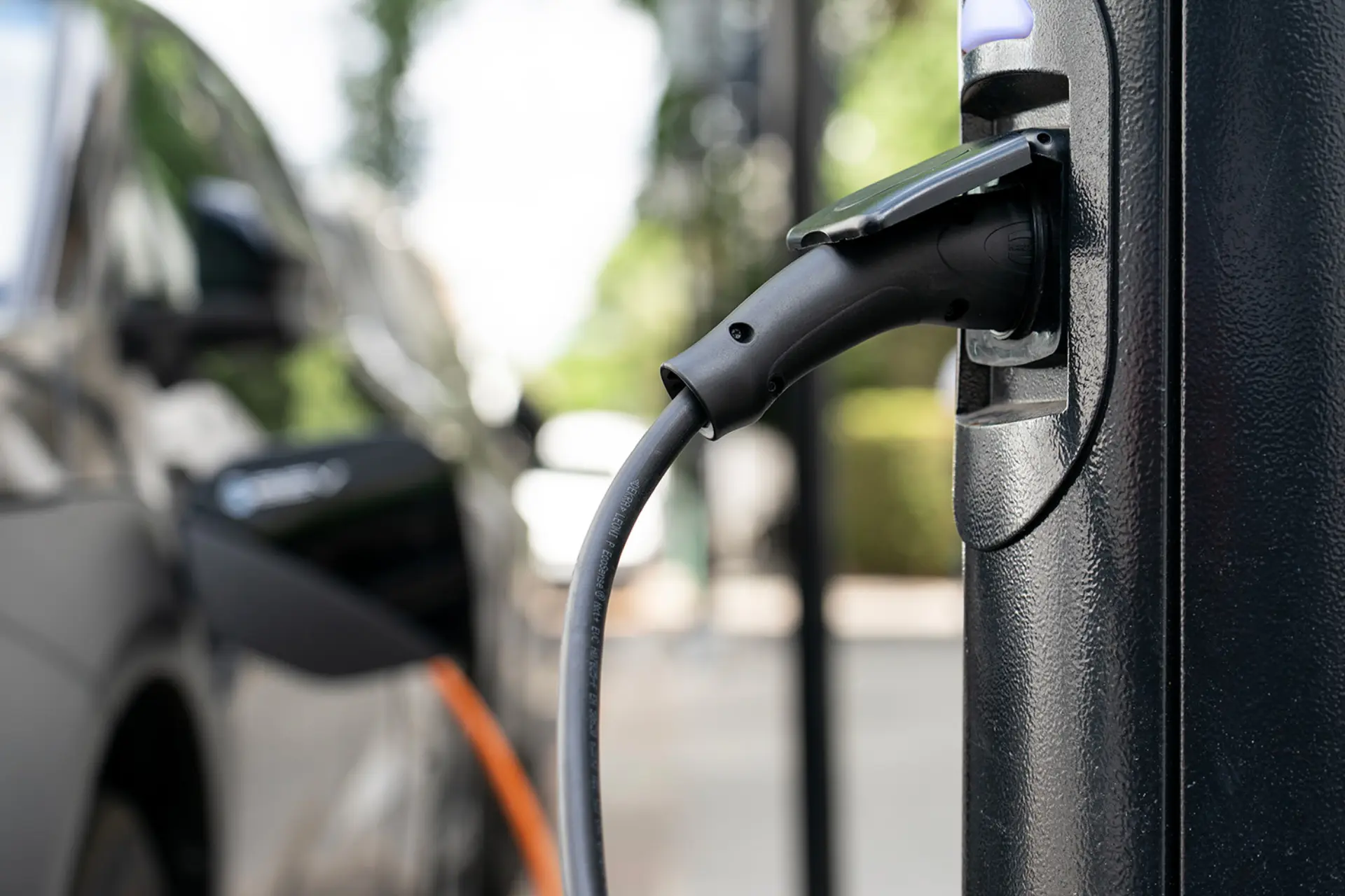 Ladestecker an einem Elektroauto, offizielles SMMT-Foto