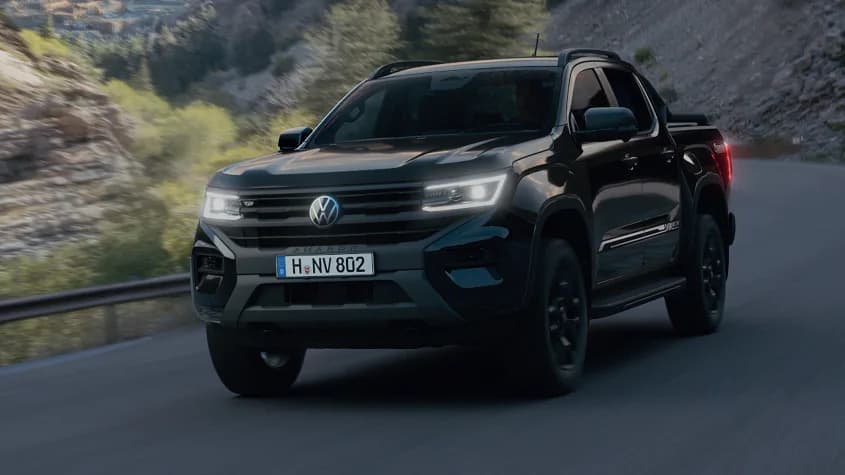 Volkswagen Amarok Dark Label en marcha, con los adornos exteriores acabados en negro